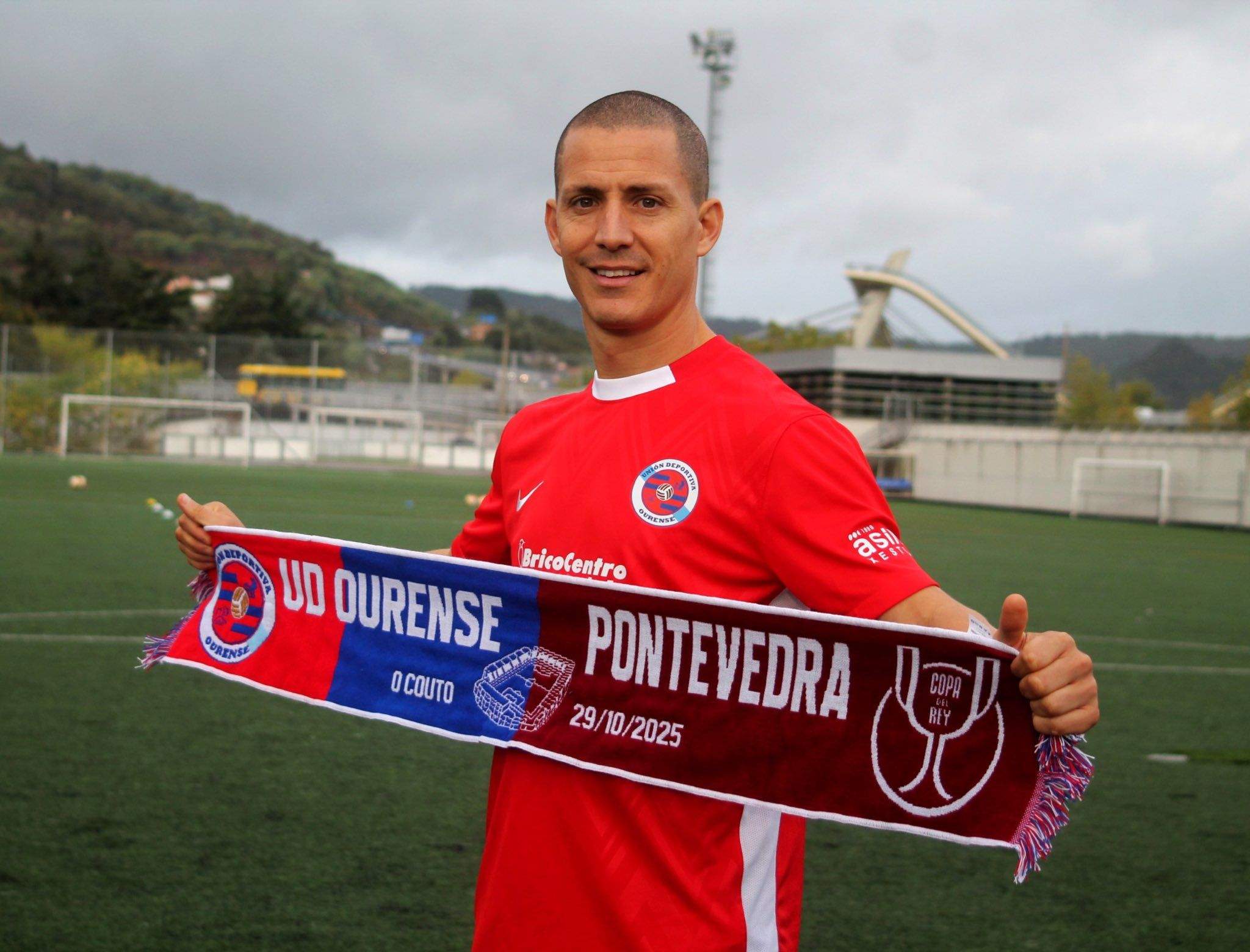 Rufo, con la bufanda conmemorativa del partido entre UD Ourense y Pontevedra