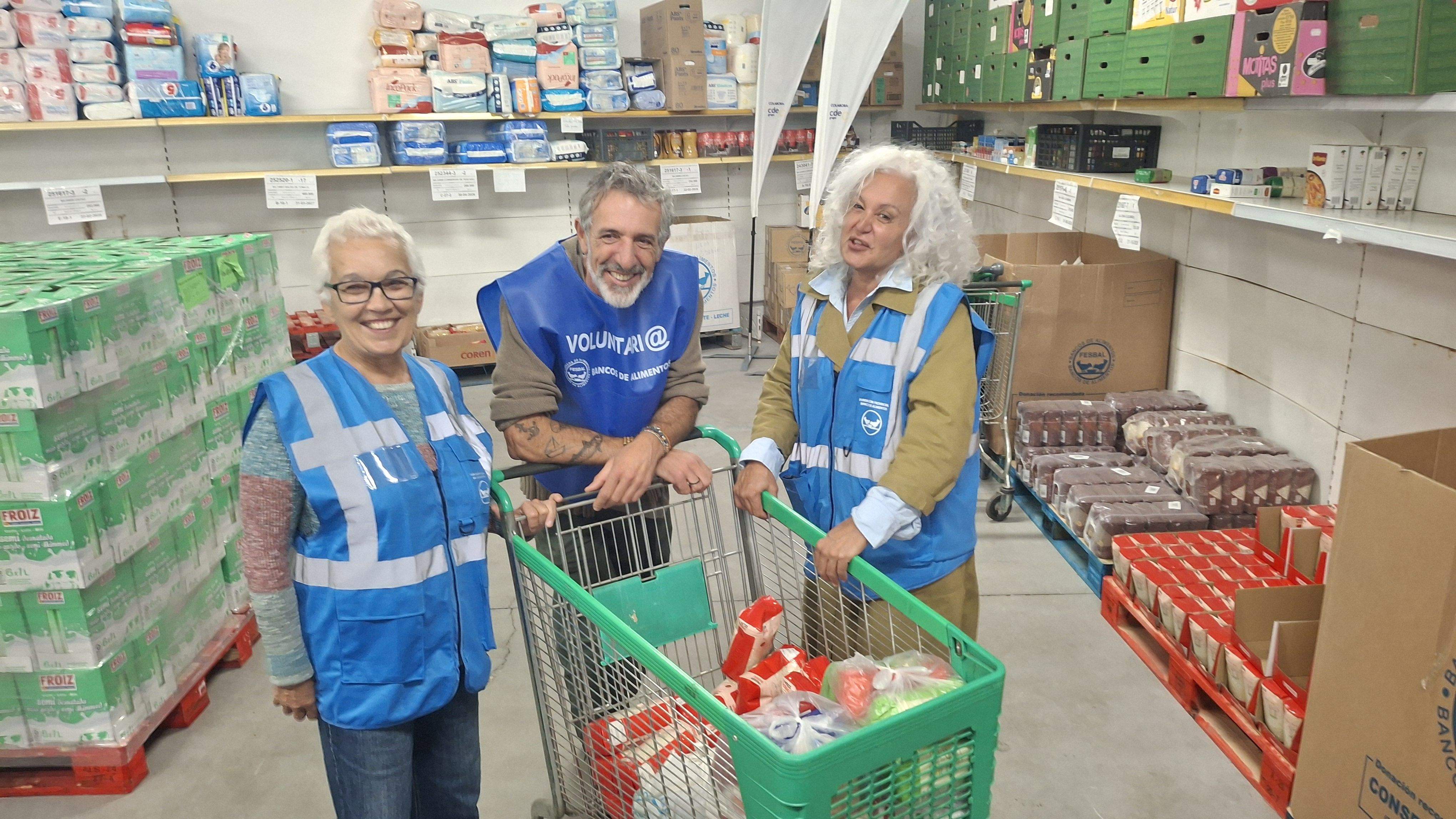 Pepe Solla con Emma e Fátima, voluntarias do Banco de Alimentos