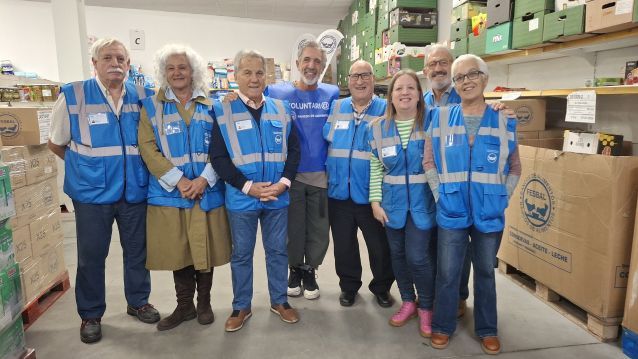 Pepe Solla con persoal voluntario no Banco de Alimentos en Pontevedra