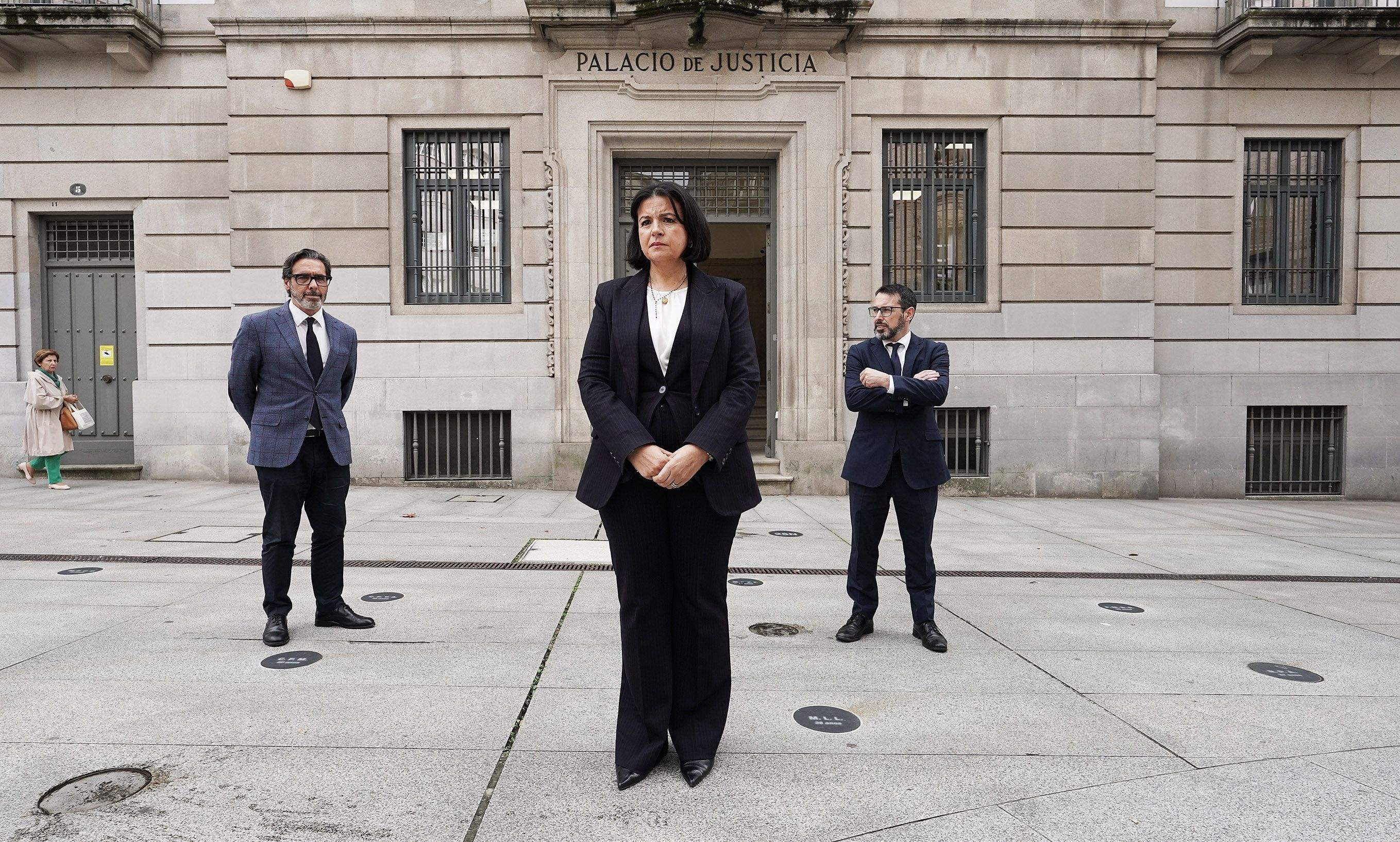 María José de Pazo y los abogados de las familias del Villa de Pitanxo, ante los medios María José de Pazo y los abogados de las familias del Villa de Pitanxo, ante los medios