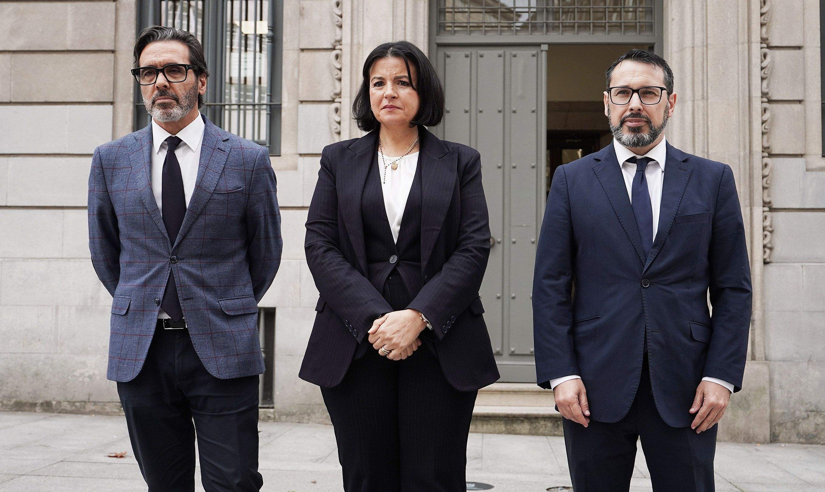 María José de Pazo y los abogados de las familias del Villa de Pitanxo, ante los medios María José de Pazo y los abogados de las familias del Villa de Pitanxo, ante los medios
