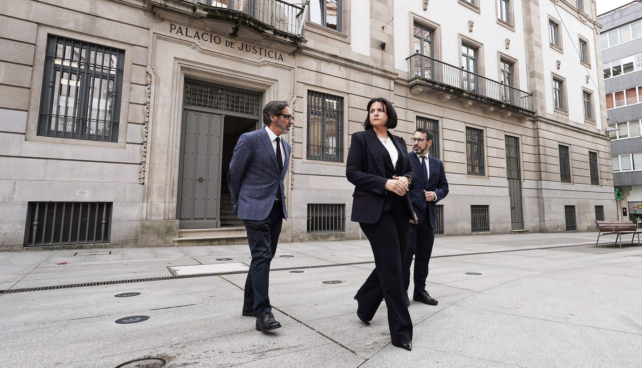 María José de Pazo y los abogados de las familias del Villa de Pitanxo, ante los medios