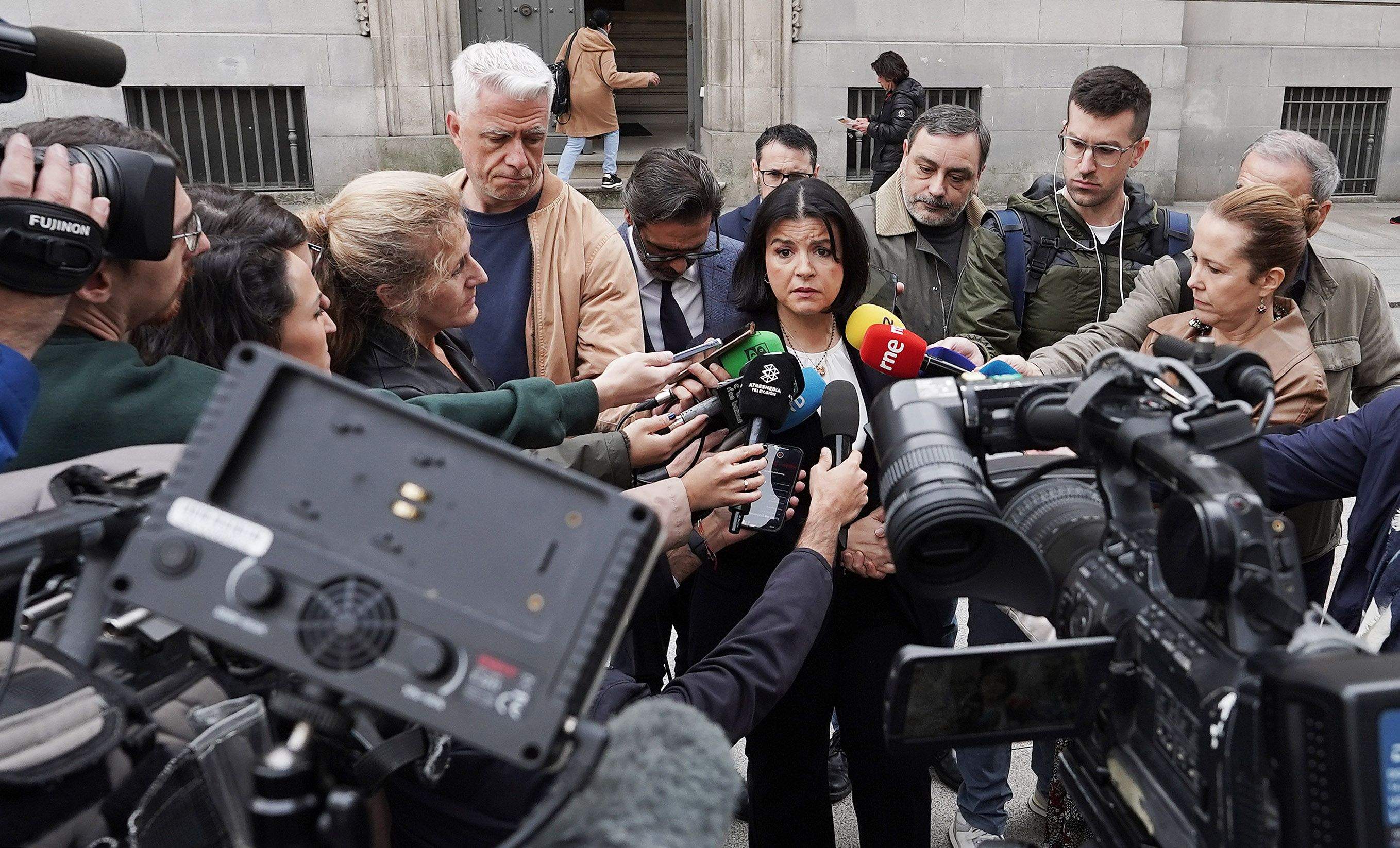 María José de Pazo y los abogados de las familias del Villa de Pitanxo, ante los medios María José de Pazo y los abogados de las familias del Villa de Pitanxo, ante los medios