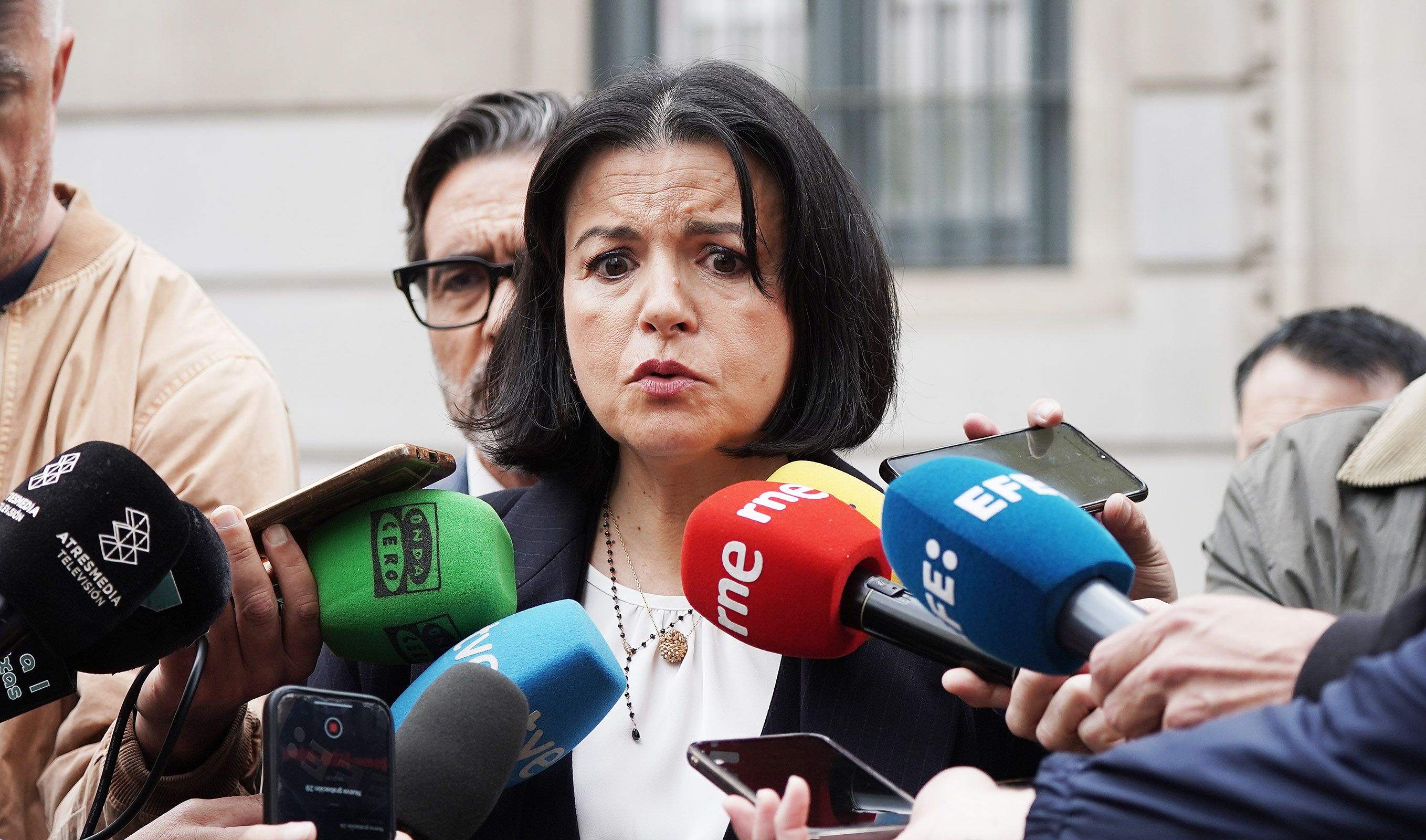 María José de Pazo y los abogados de las familias del Villa de Pitanxo, ante los medios María José de Pazo y los abogados de las familias del Villa de Pitanxo, ante los medios