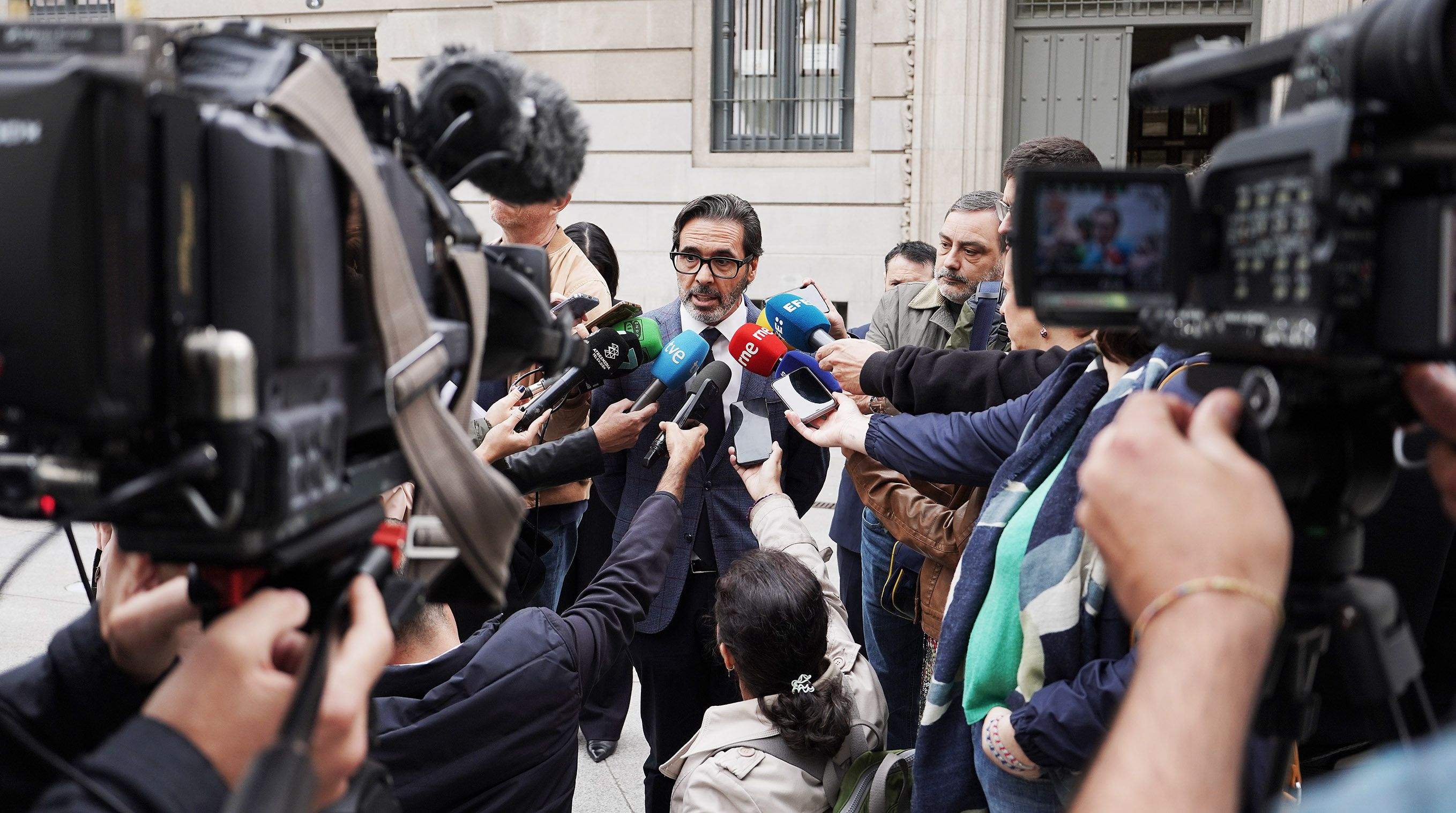 María José de Pazo y los abogados de las familias del Villa de Pitanxo, ante los medios María José de Pazo y los abogados de las familias del Villa de Pitanxo, ante los medios
