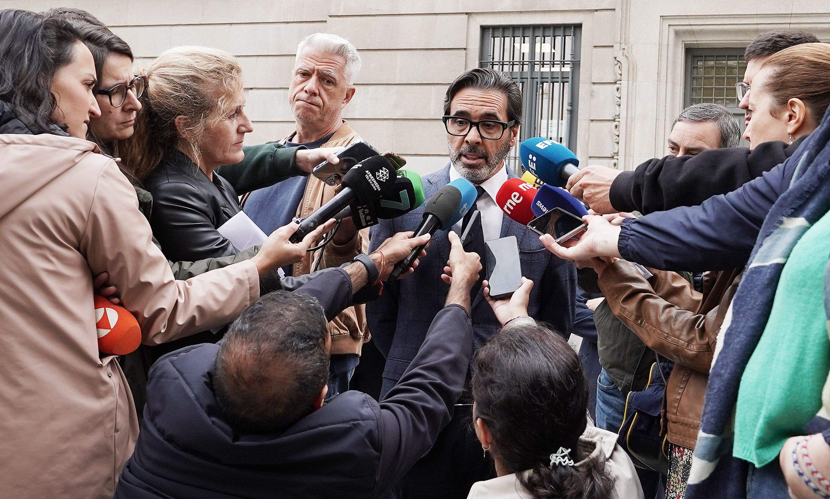 María José de Pazo y los abogados de las familias del Villa de Pitanxo, ante los medios María José de Pazo y los abogados de las familias del Villa de Pitanxo, ante los medios