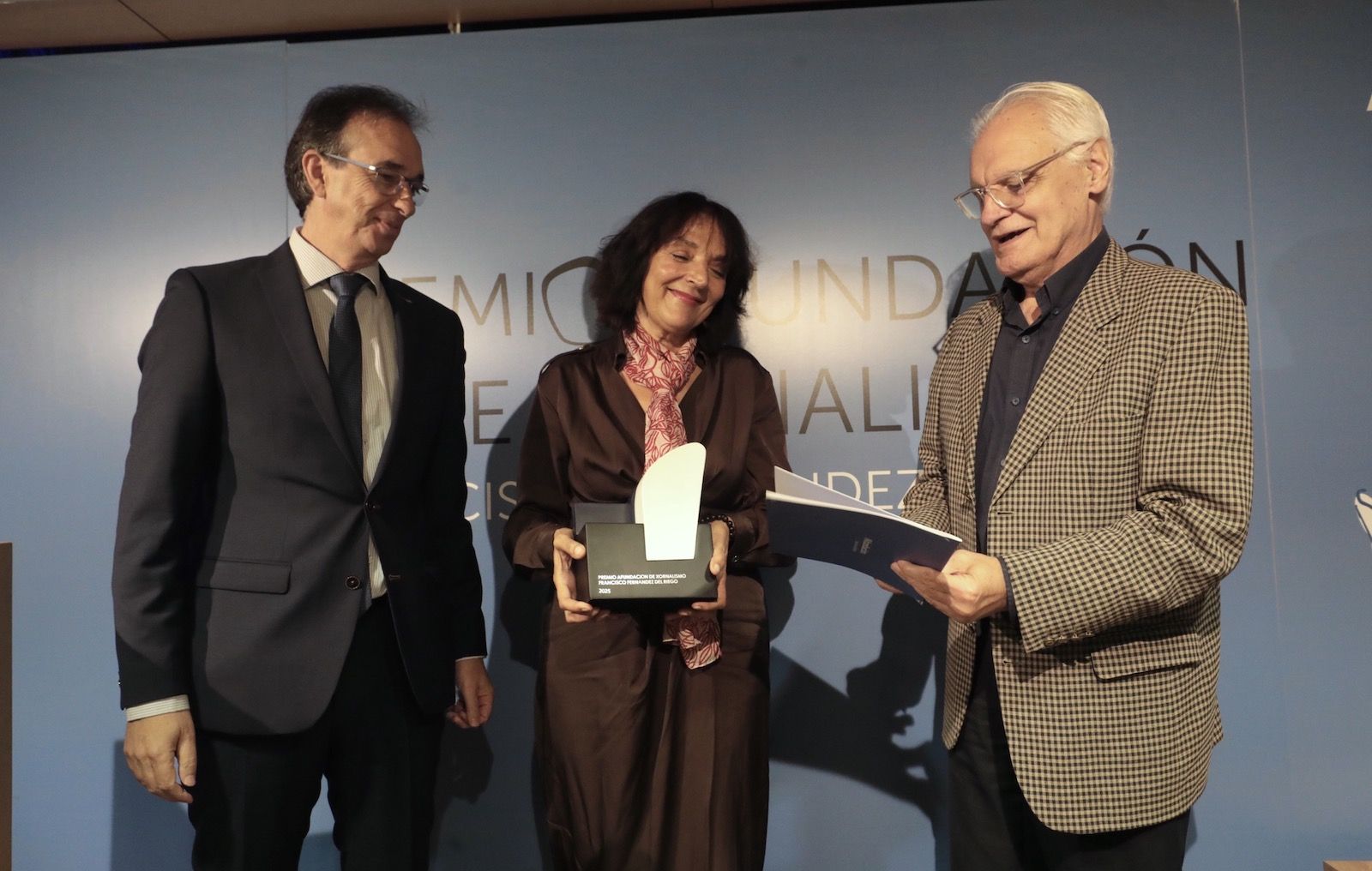 Rexina Vega recolle o XXII Premio Fernández del Riego de xornalismo