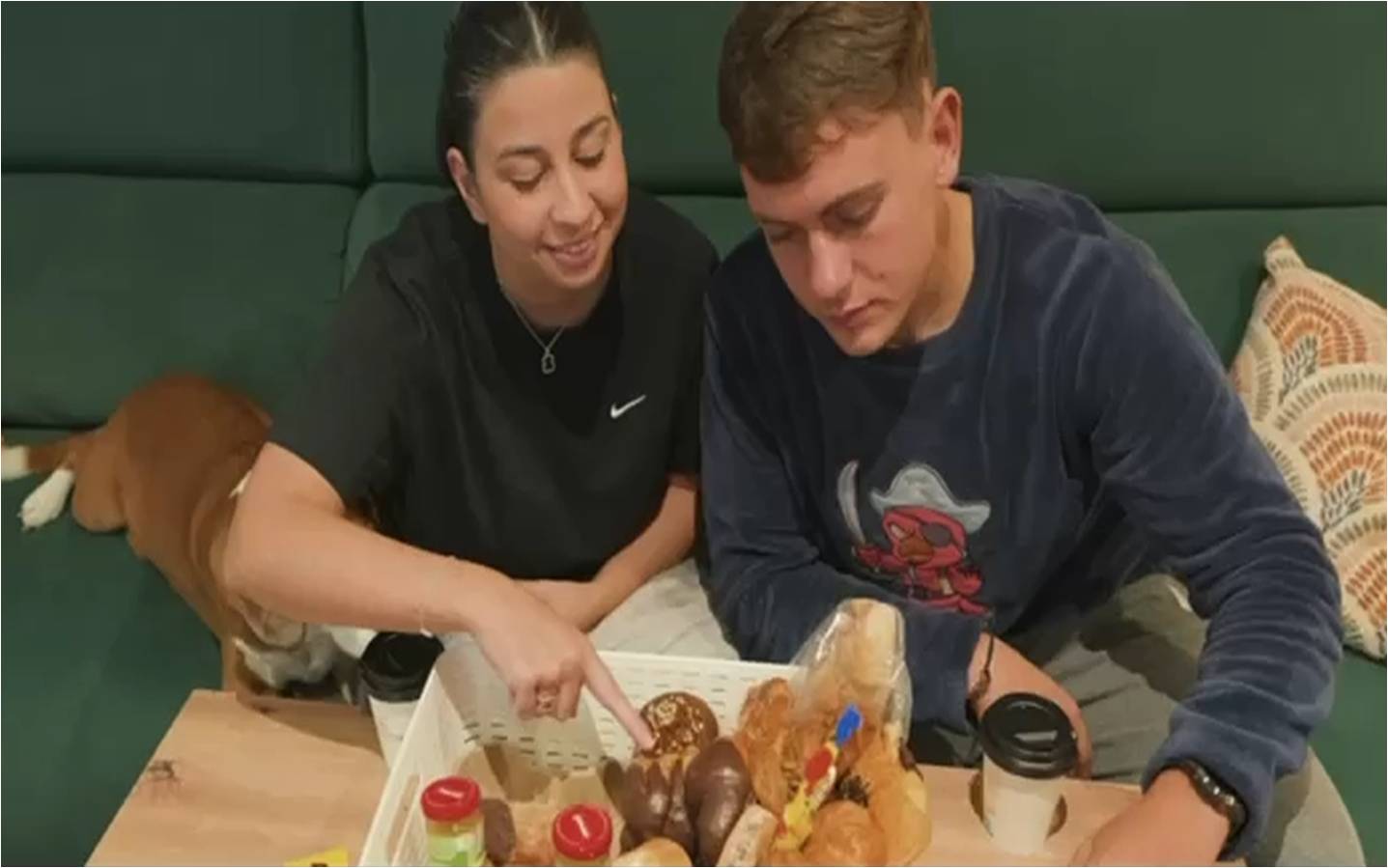 Escena do vídeo co que Panadería Acuña presenta as súas cestas de almorzo para gozar na casa
