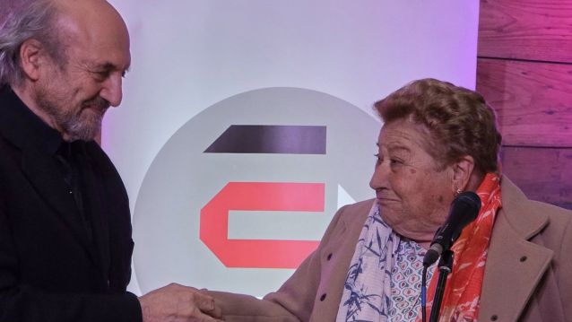María da Vrea recibe o premio de mans de Cesáreo Sánchez Iglesias, presidente da AELG.