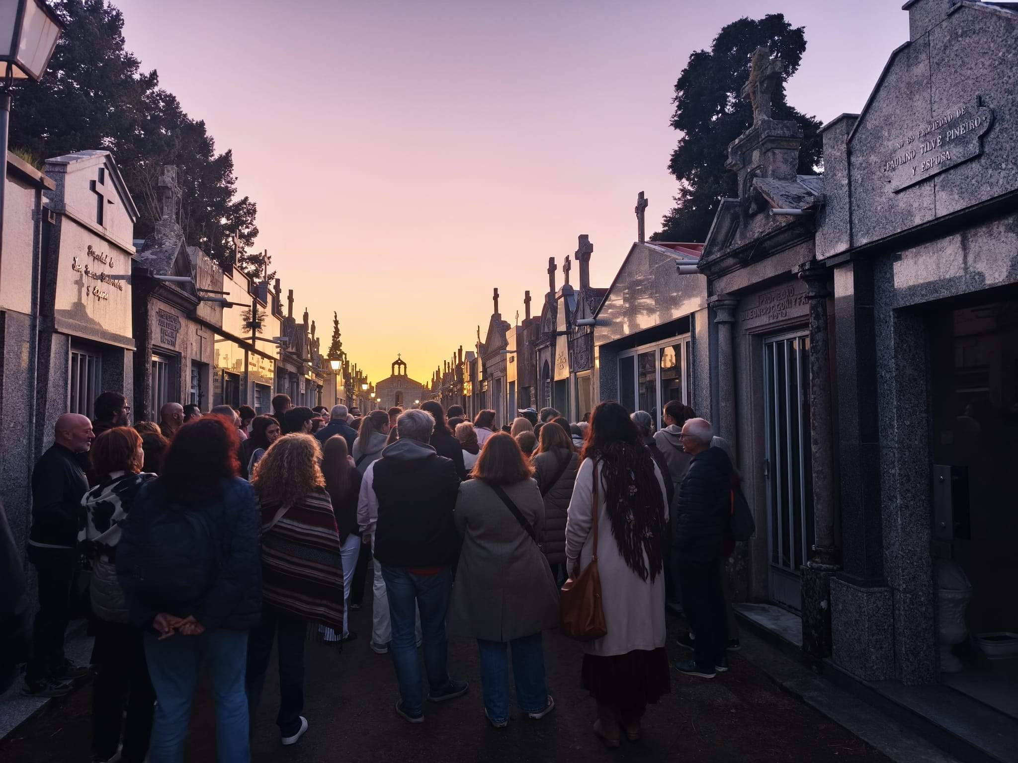 Un grupo de personas en el cementerio de San Mauro