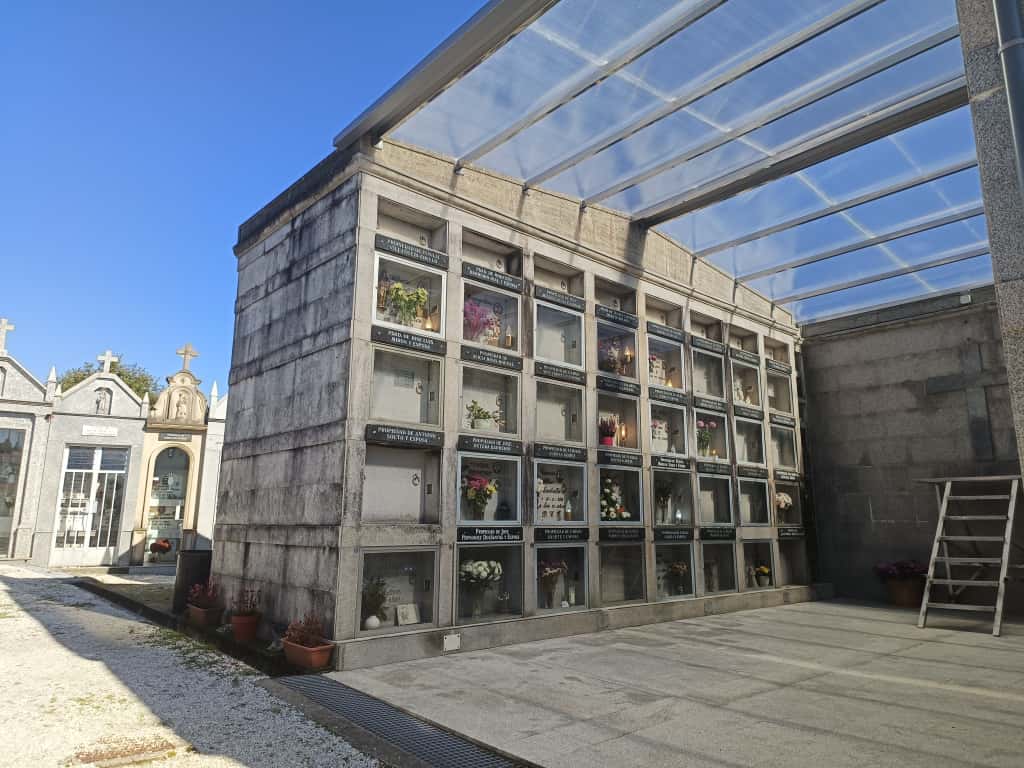 Instalación dunha cuberta no cemiterio de San Xoán