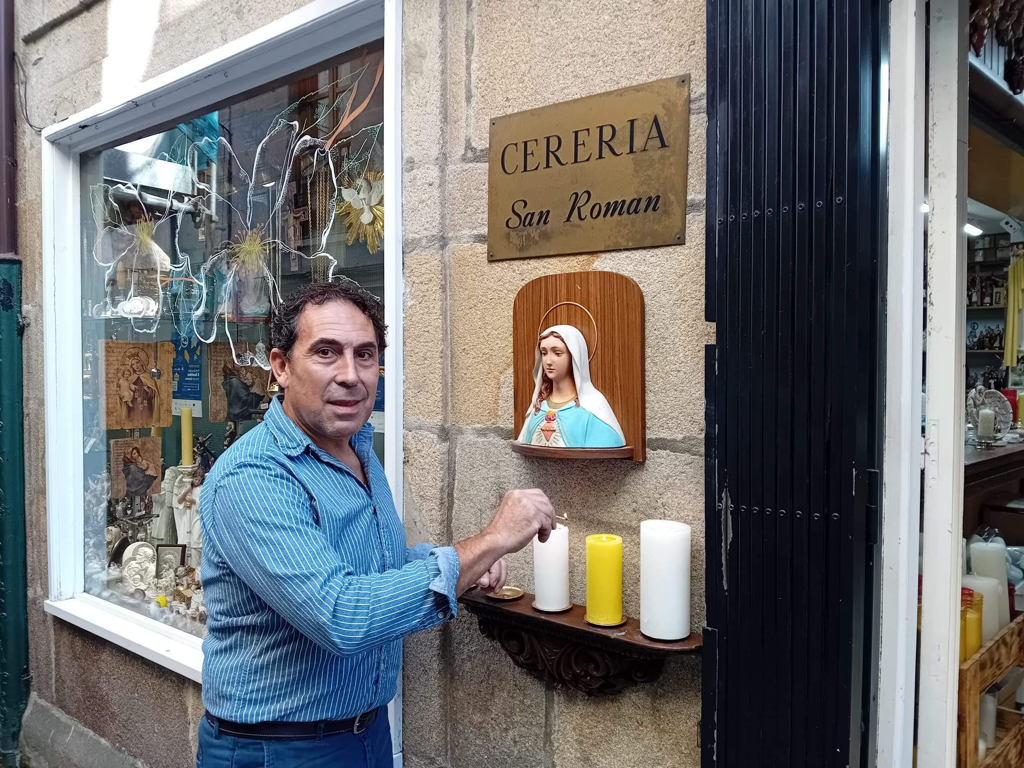 Joaquín Diéguez, de Cerería San Román, enciende una de las velas artesanas que ha elaborado él mismo Joaquín Diéguez, de Cerería San Román, enciende una de las velas artesanas que ha elaborado él mismo