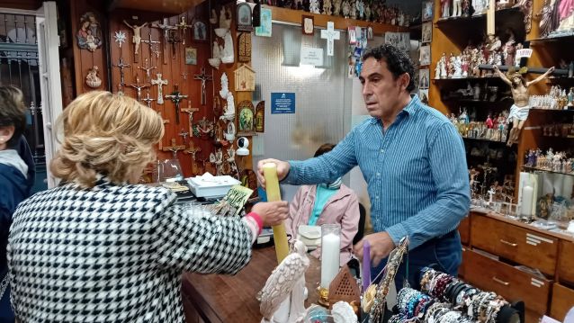 La venta de cirios en Cerería San Román es constante en estas fechas La venta de cirios en Cerería San Román es constante en estas fechas