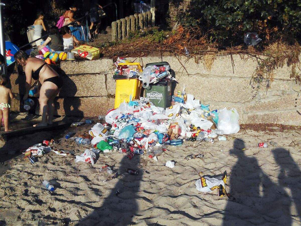 Montañas de basura en la playa de Lapamán durante el fin de semana