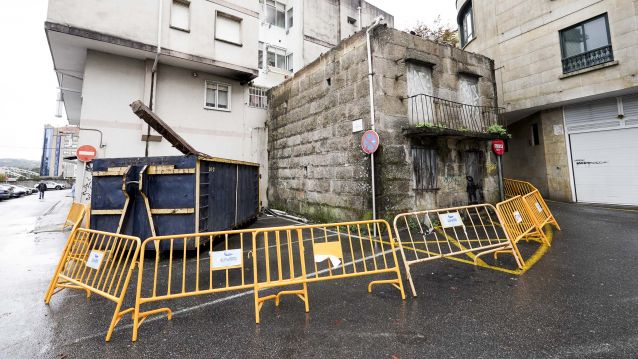 Casa abandonada que se está demolendo en Pilar Bértola