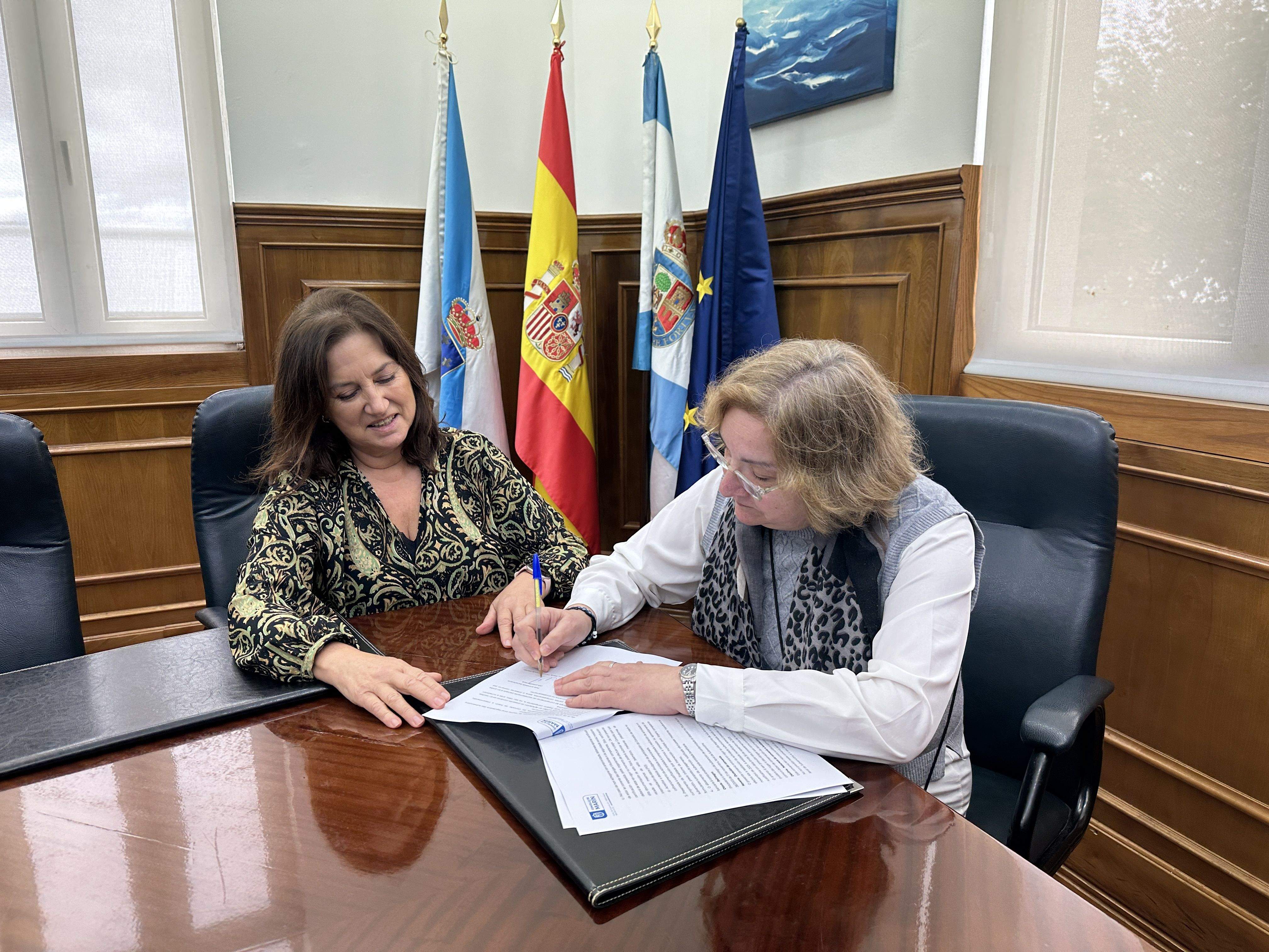 Firma de la subvencion nominativa del Concello a Estrela de Marin