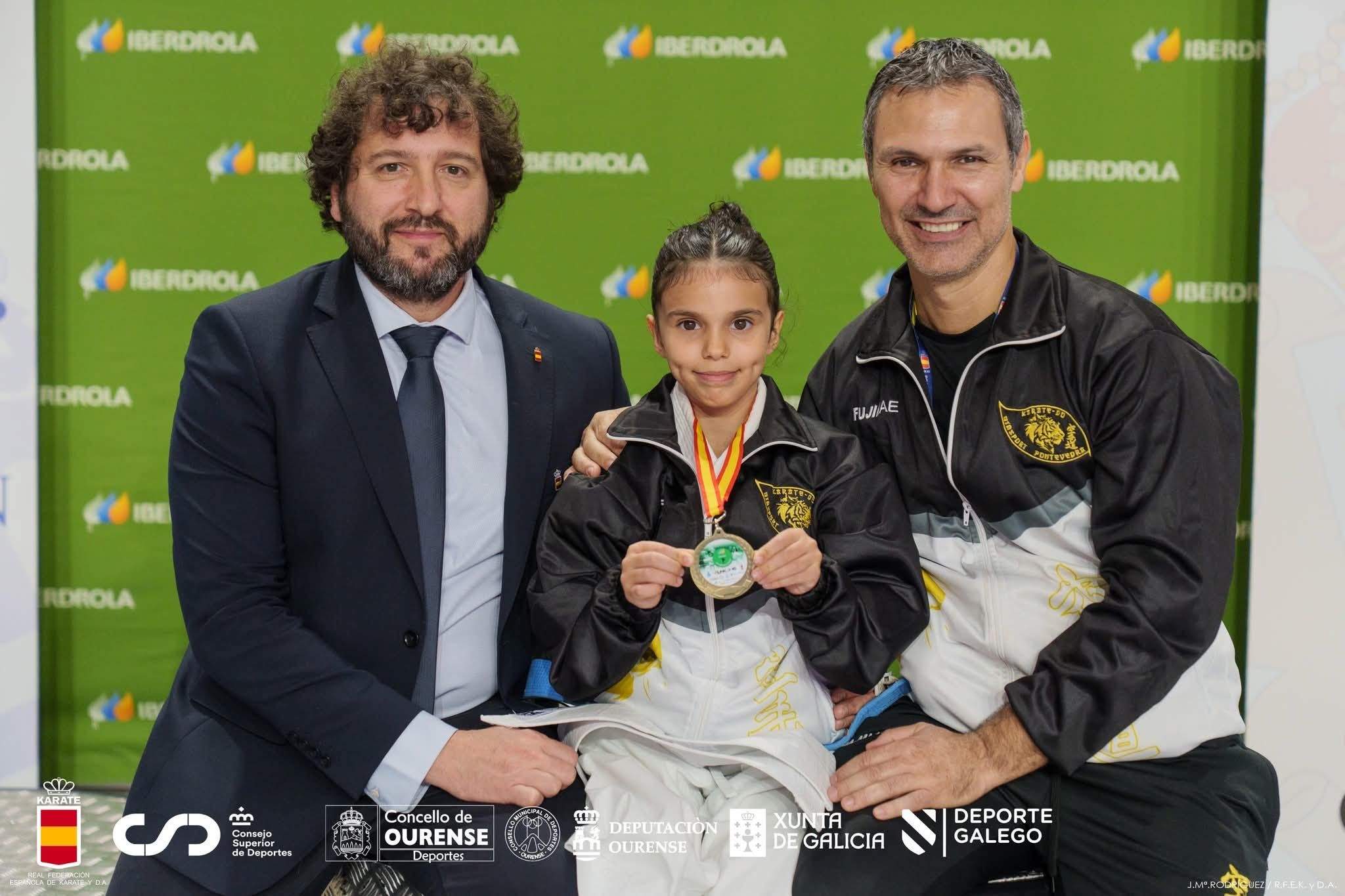 Ariadna Álvarez Guadarrama con la medalla conseguida en la Liga Nacional Infantil de Kárate