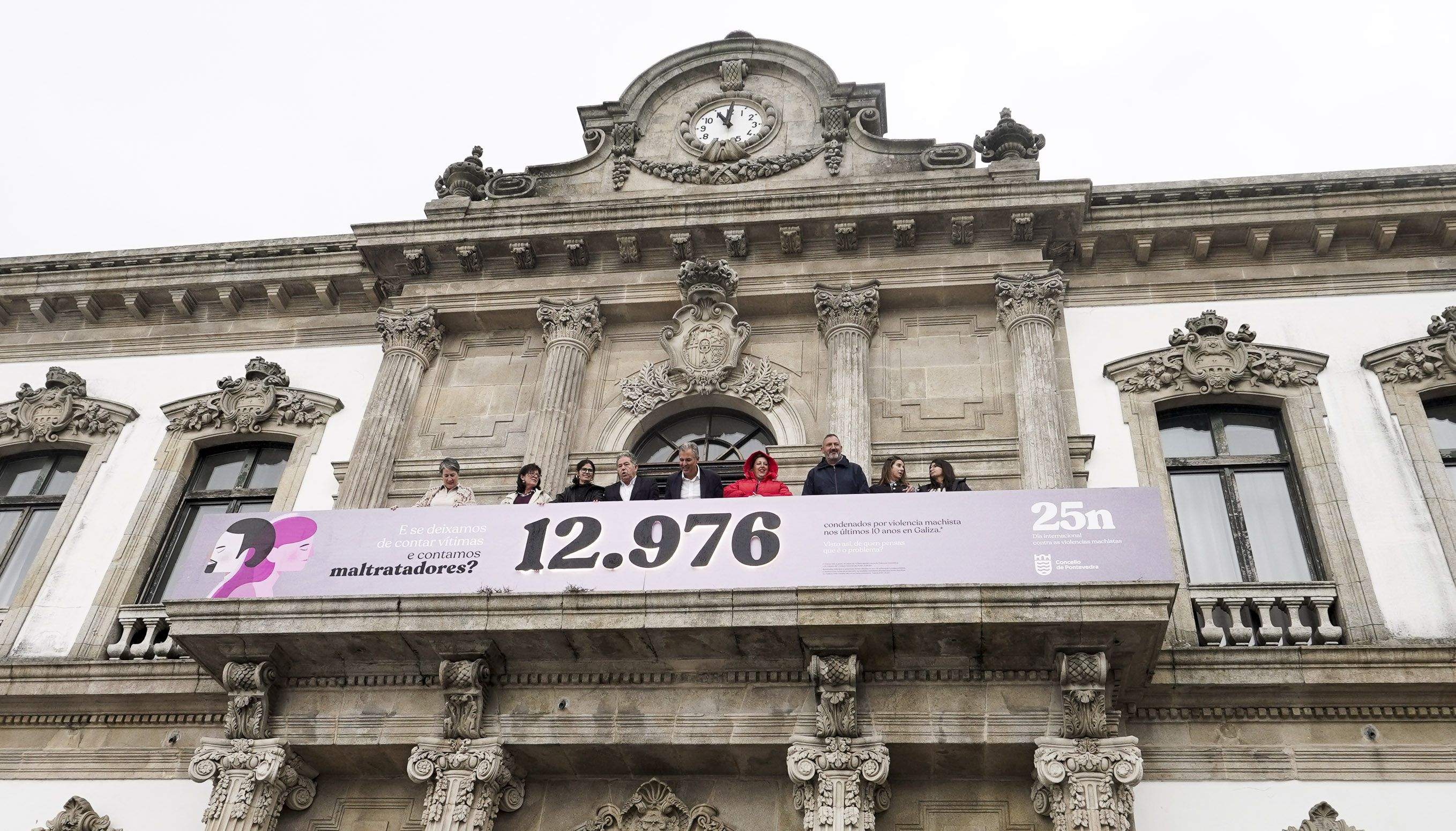 A pancarta do 25N de 2025, no balcón da Casa Consistorial