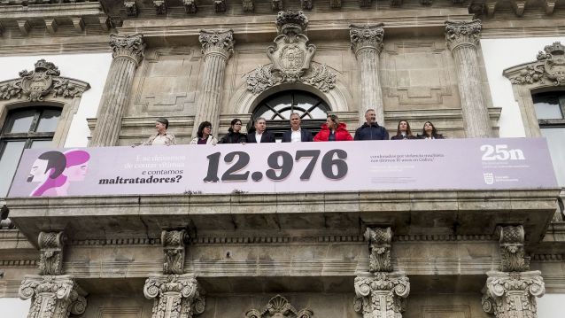 La pancarta del 25N de 2025, en el balcón de la Casa Consistorial