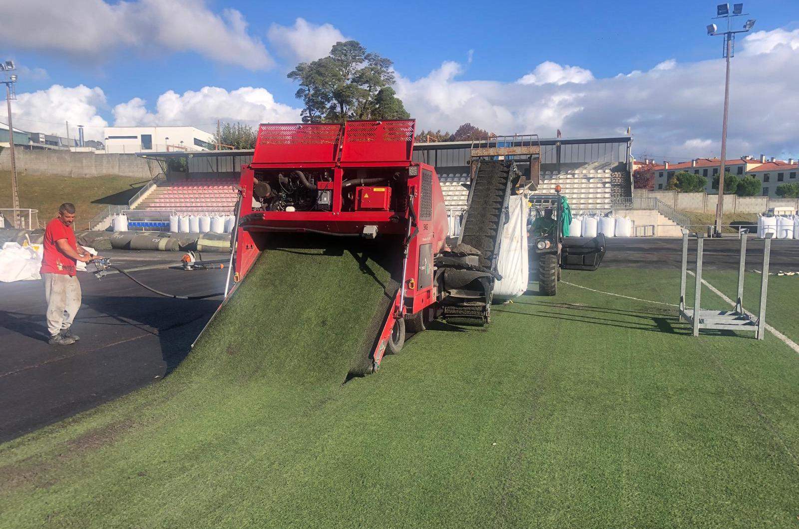 Retirada del césped del campo de fútbol de Baltar