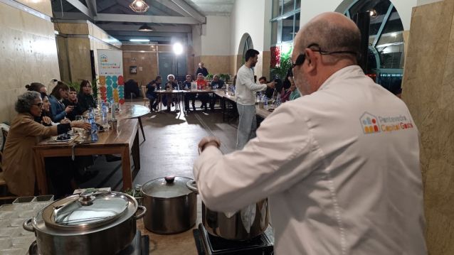 Participantes en la Mesa do Camiño, en la plaza de abastos