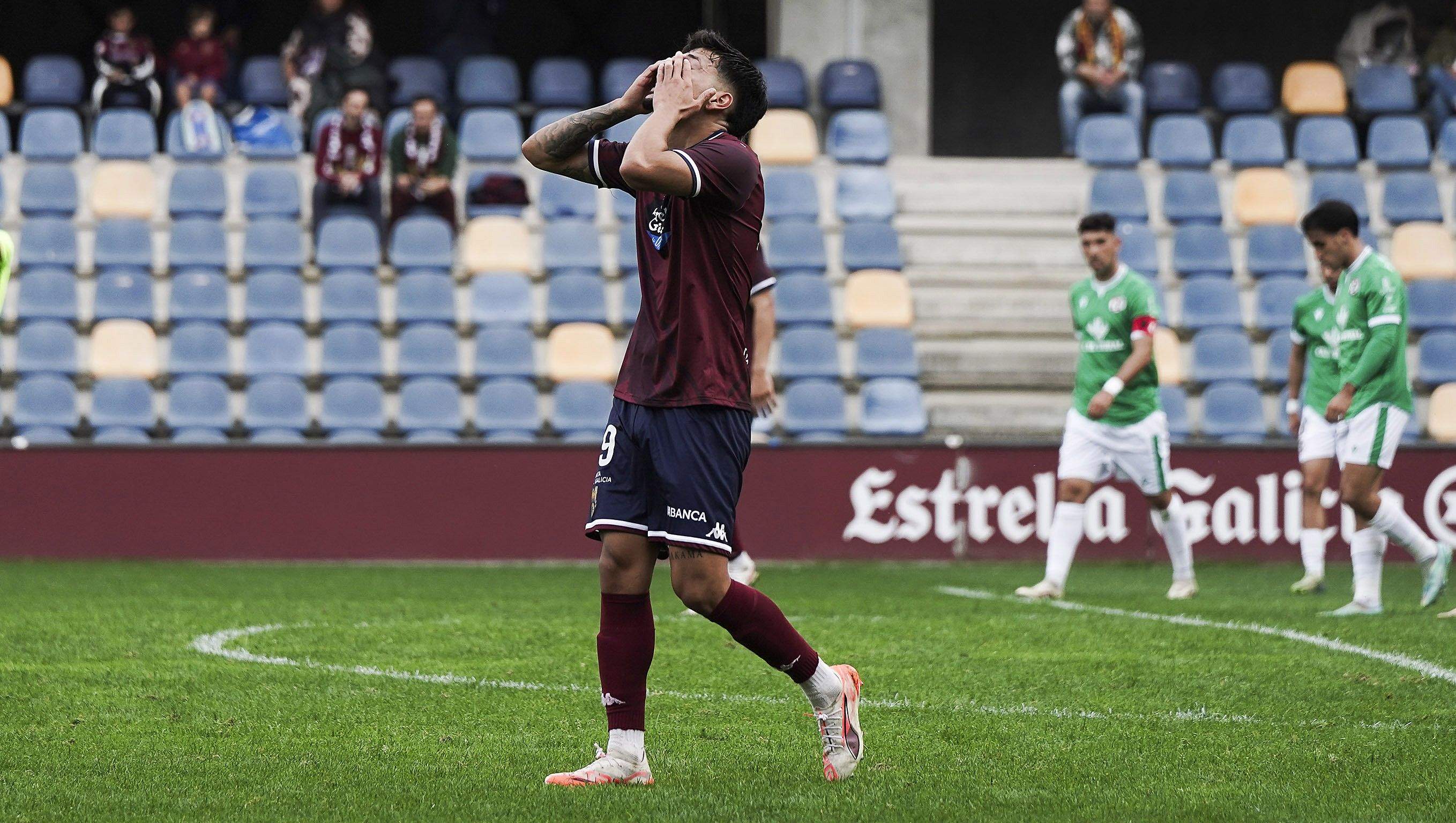 Partido entre Pontevedra CF y Zamora en Pasarón