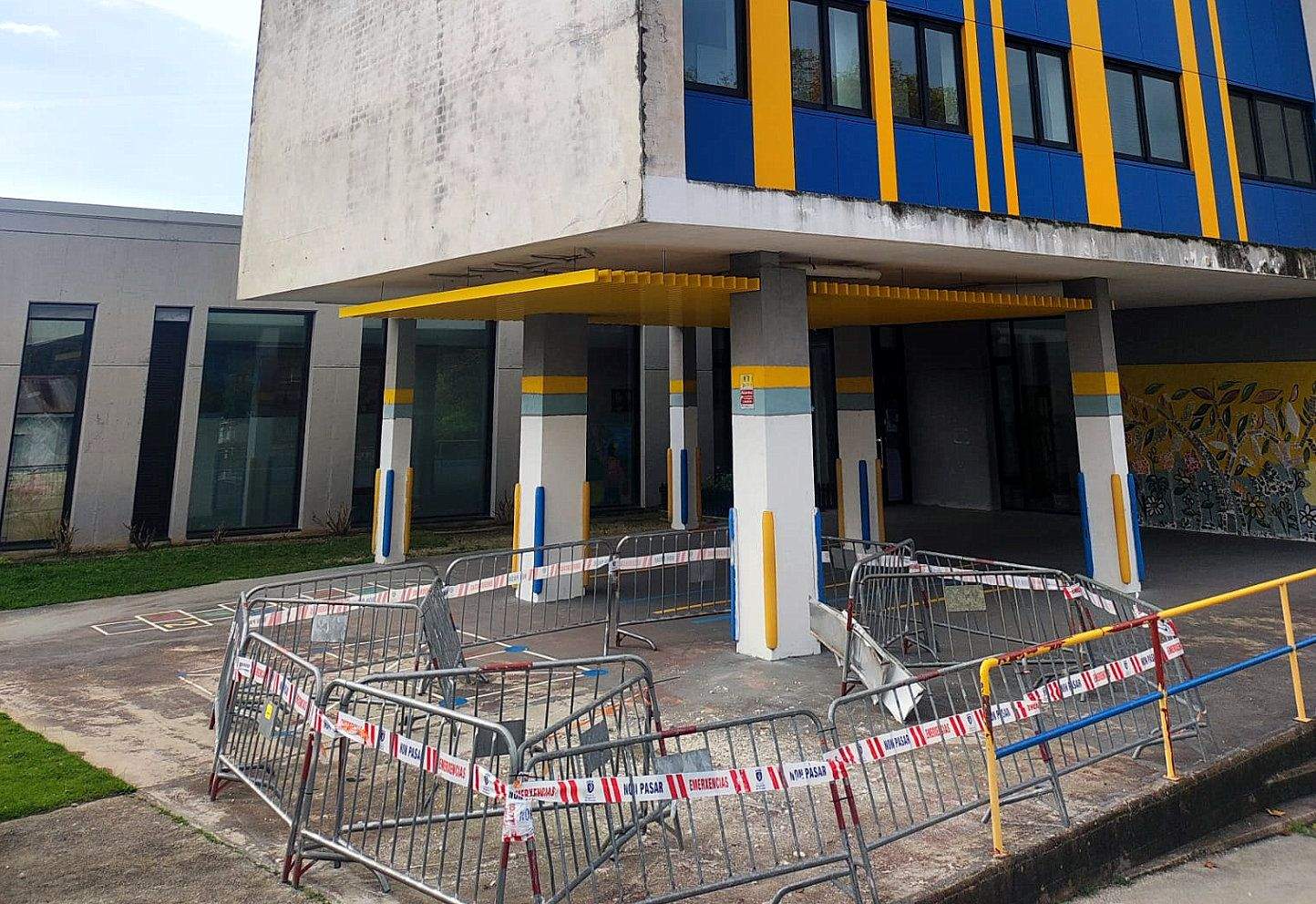Zona de entrada del CEIP A Lomba donde cayeron cascotes