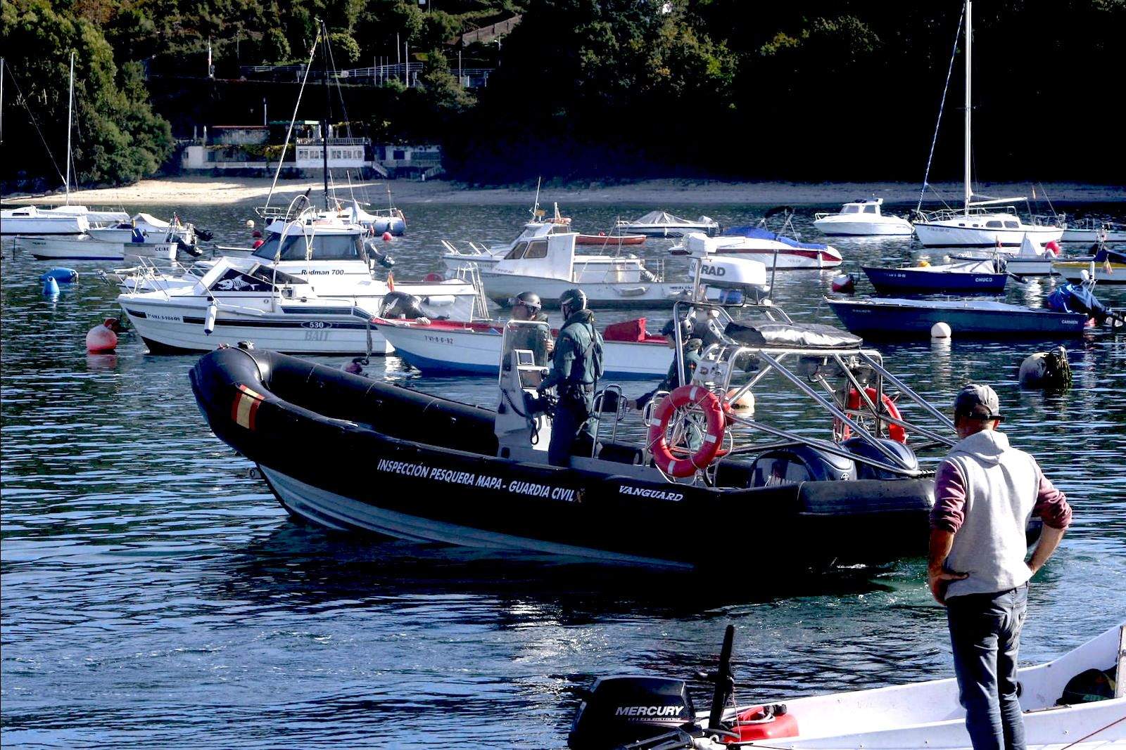Embarcación de la Guardia Civil en el puerto de Aguete