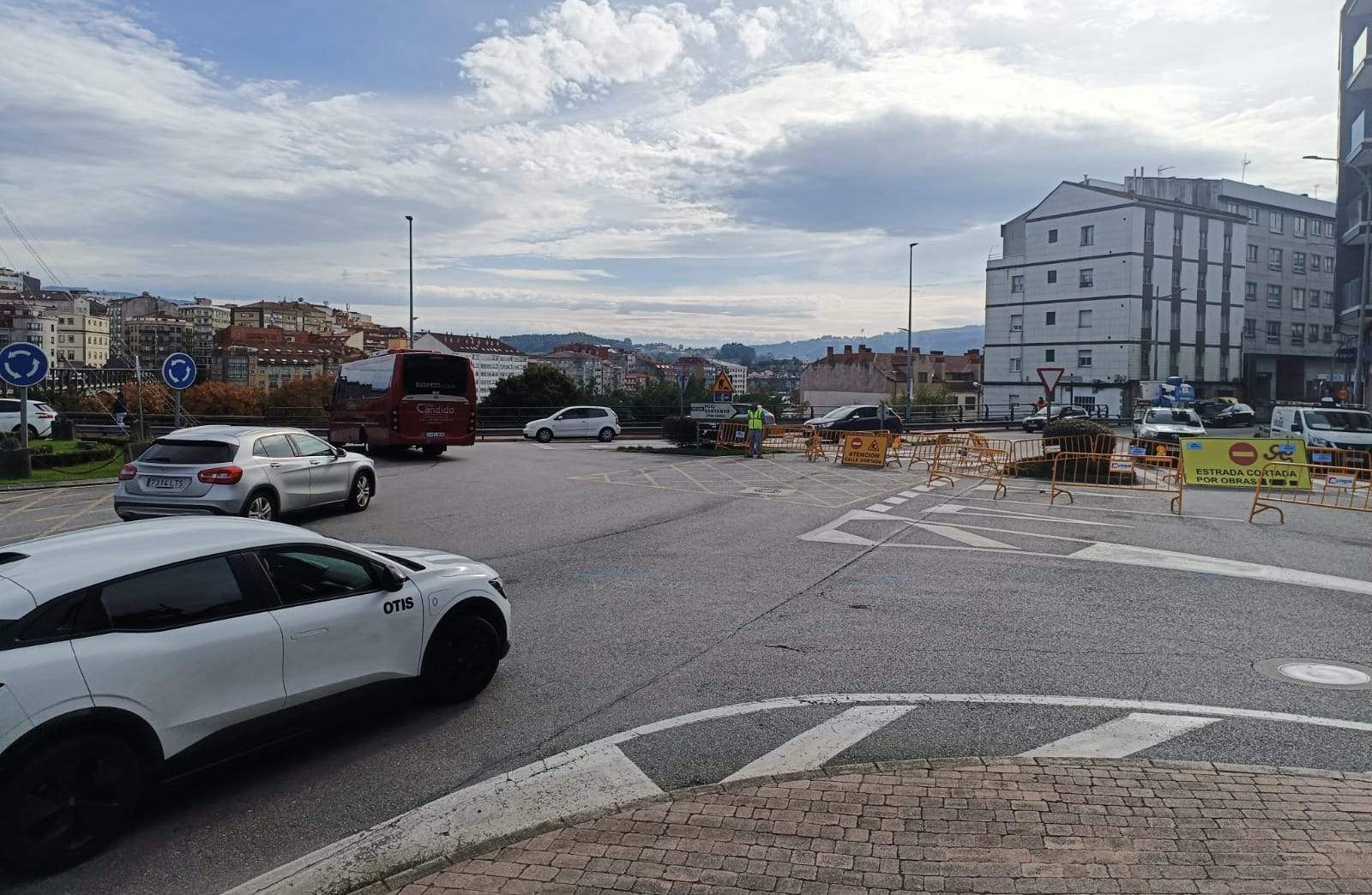 Primer día del sentido único de circulación en A Barca por las obras en la PO-308