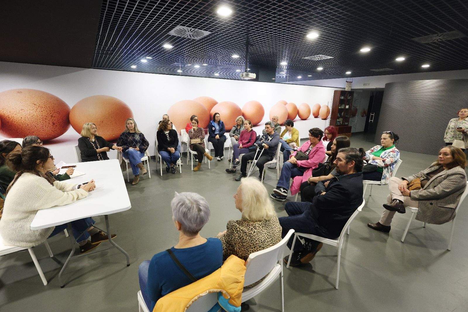 Reunión da concelleira Anabel Gulías para poñer en marcha o proxecto Segundo Premio