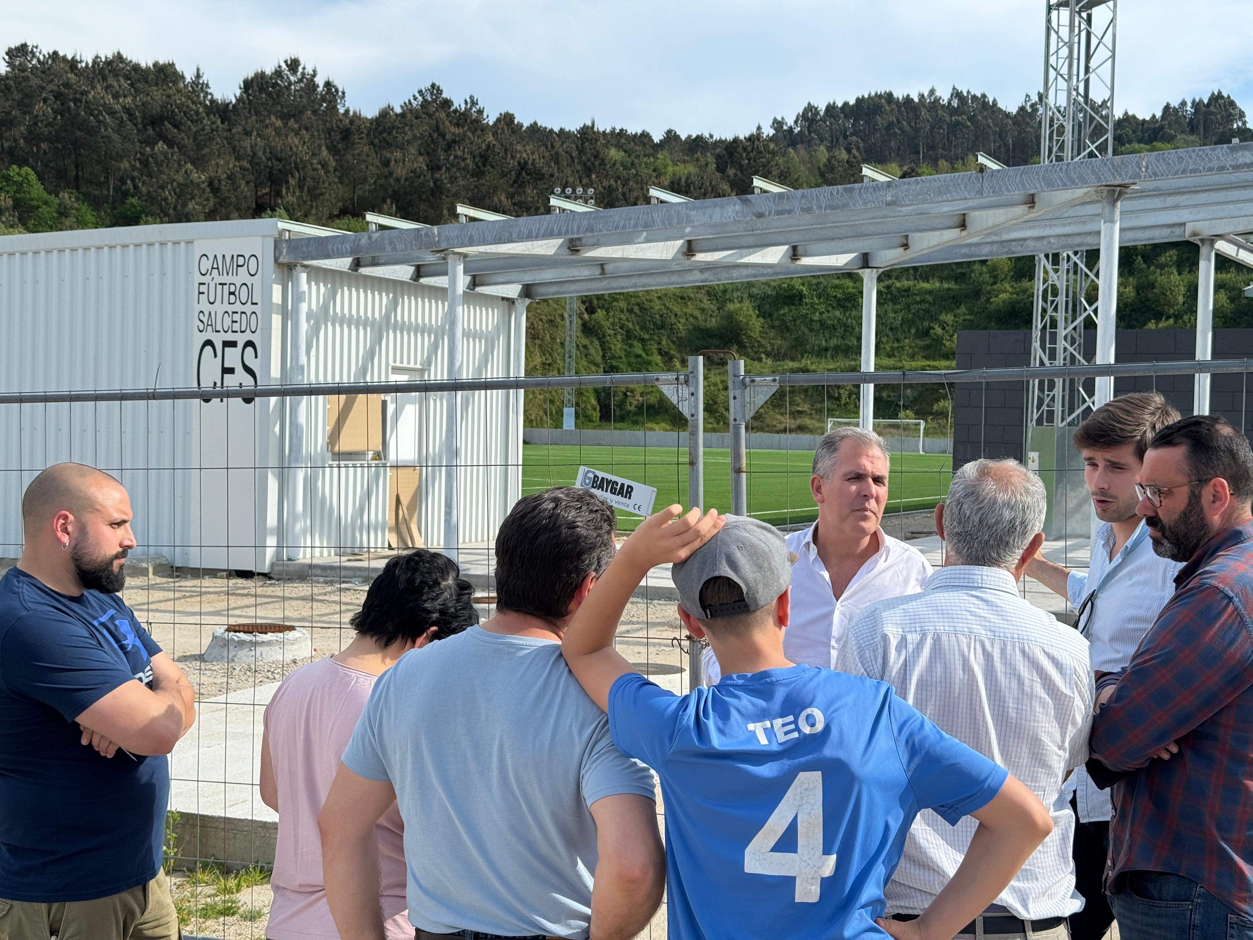 Guille Juncal y Rafa Domínguez visitan el nuevo campo de fútbol de Salcedo