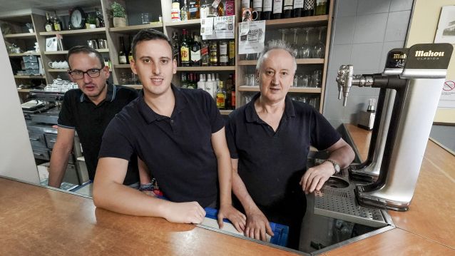 El equipo del Café-Bar O´Cañón de Pau: David y Adrián, la segunda generación, y Alfonso González, el fundador