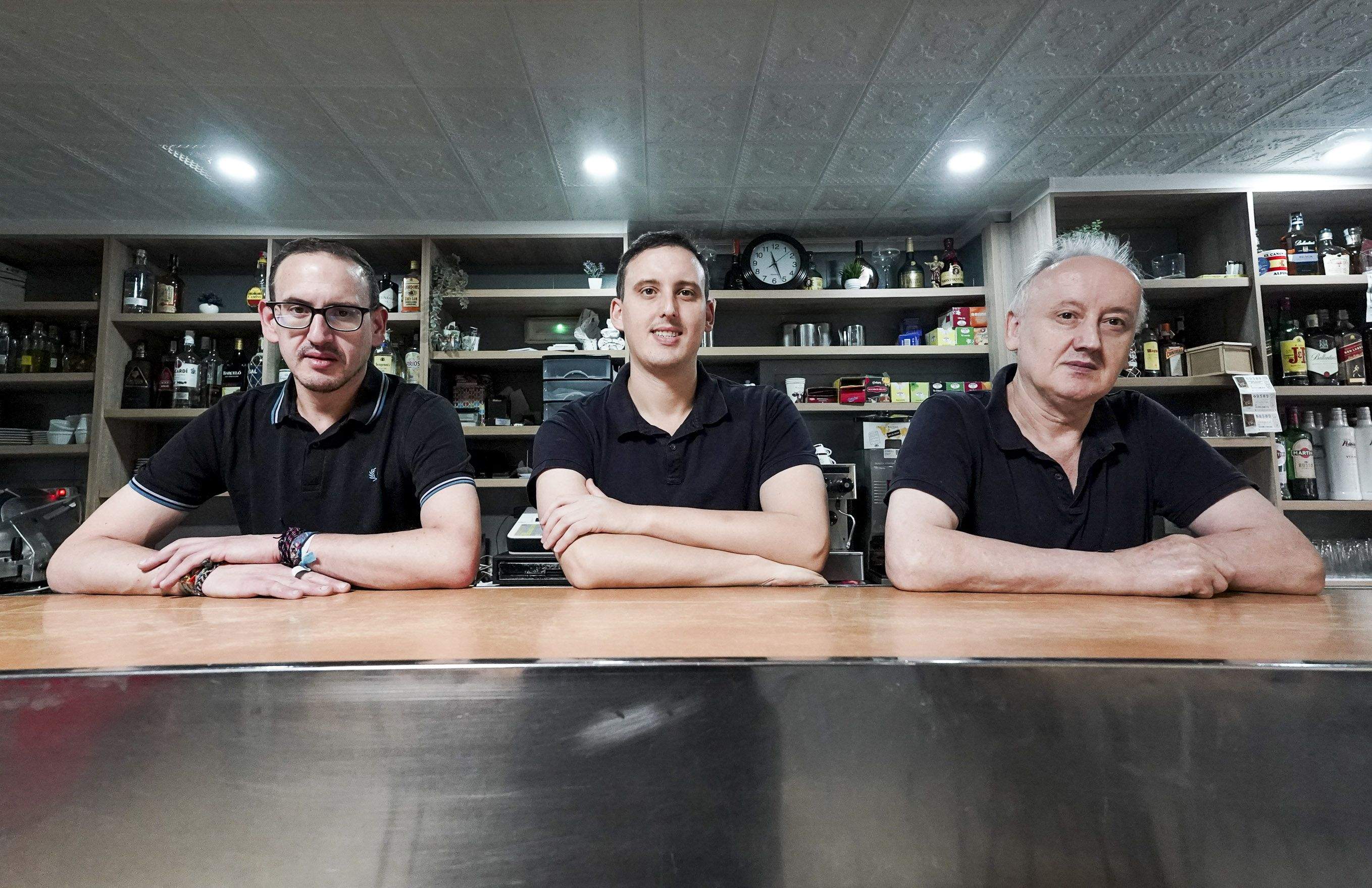 El equipo del Café-Bar O´Cañón de Pau: David y Adrián, la segunda generación, y Alfonso González, el fundador