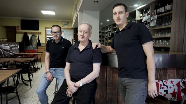 El equipo del Café-Bar O´Cañón de Pau: Alfonso González (en el centro) y sus hijos David y Adrián