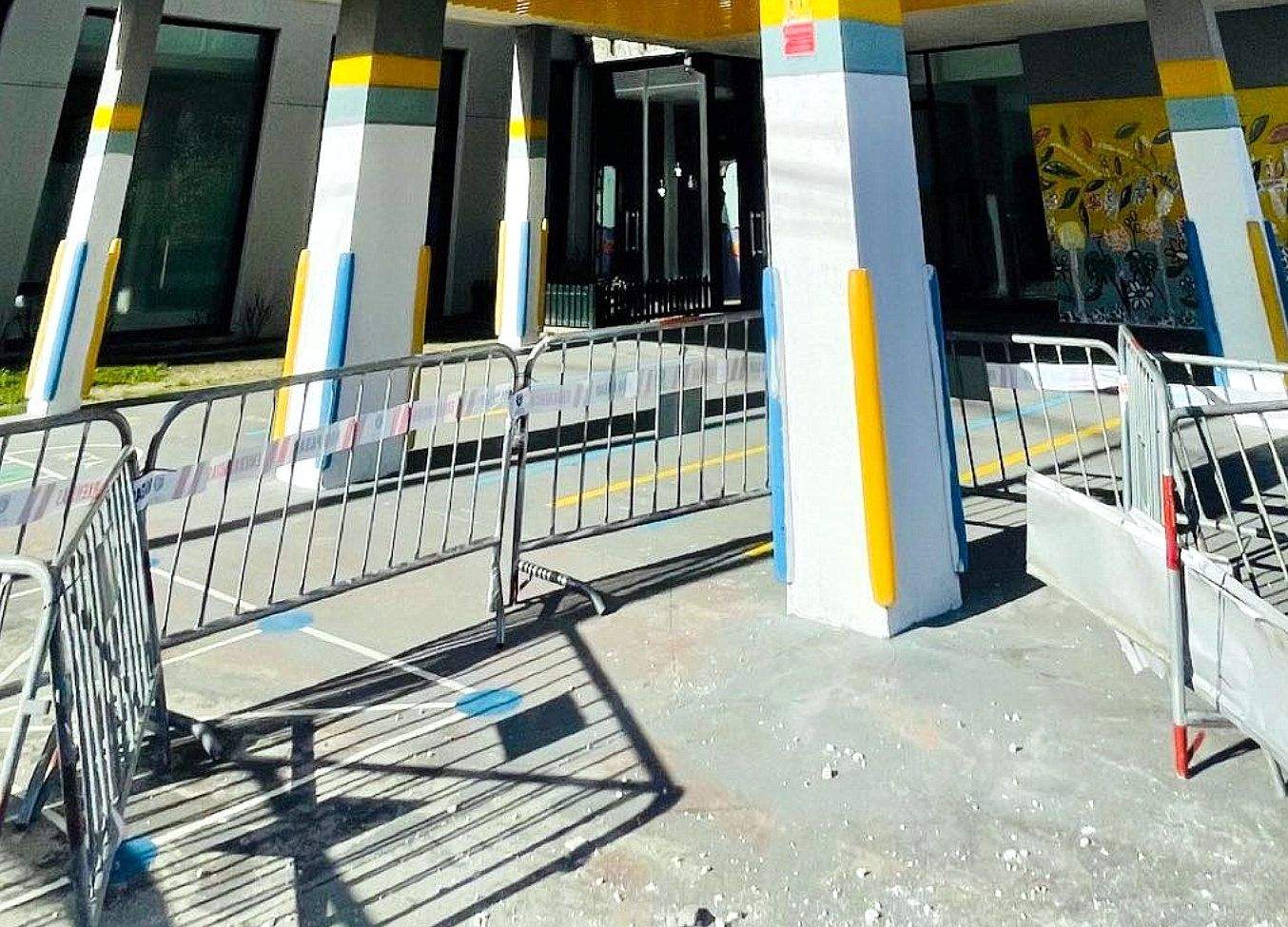 Desprendimiento de cascotes en la fachada del colegio A Lomba