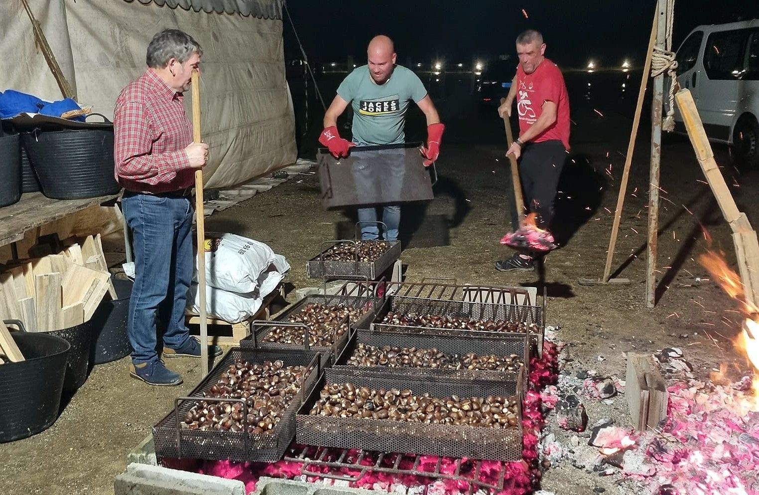 Preparación de castañas no Serán Magosteiro de Moraña