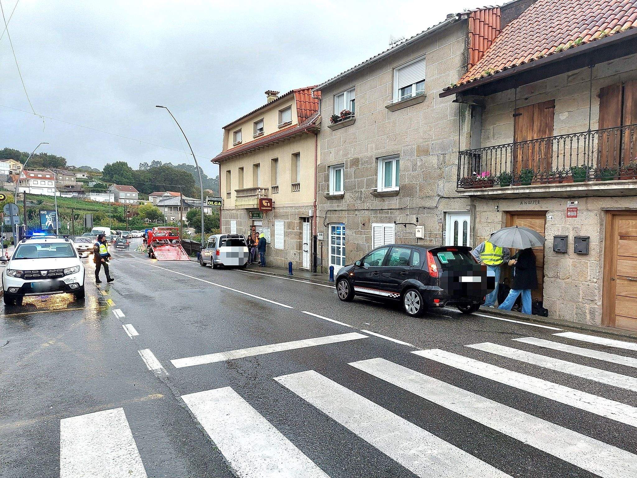 Avenida da Cruz en Combarro con los vehículos implicados en el accidente