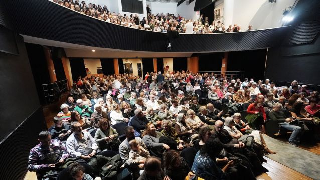 Público que asistía a ver 'Os vellos non deben de namorarse' Público que asistía a ver 'Os vellos non deben de namorarse'
