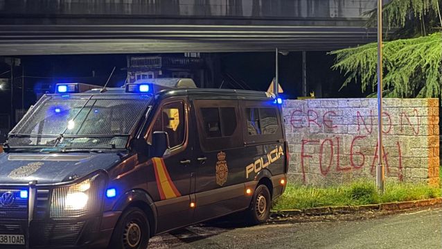 Furgón policial na entrada de Ence na segunda xornada de folga