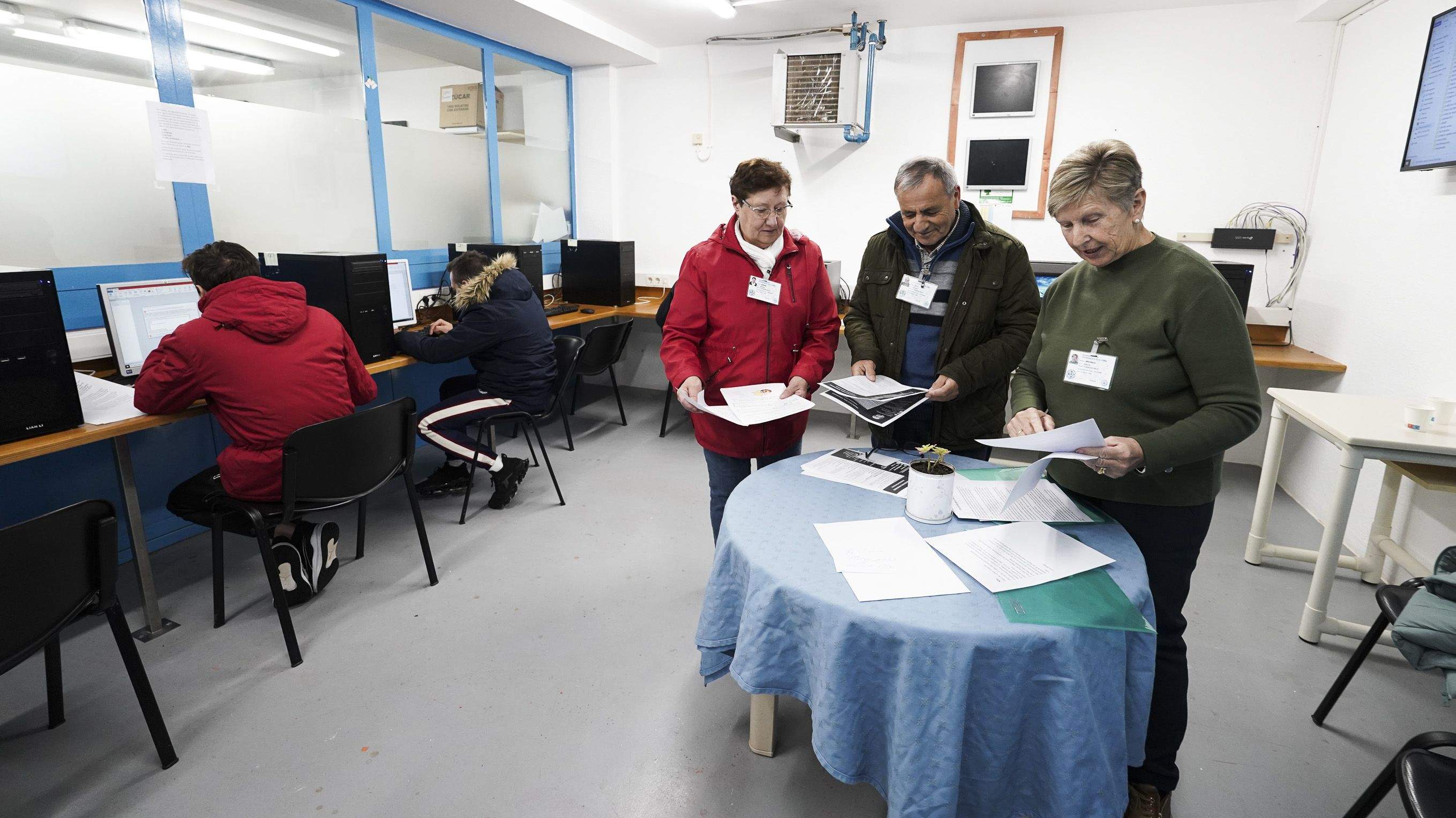 Sita Puime, Julio Pérez y Aurora González, voluntarias de la asociación Asvigal, en A Lama