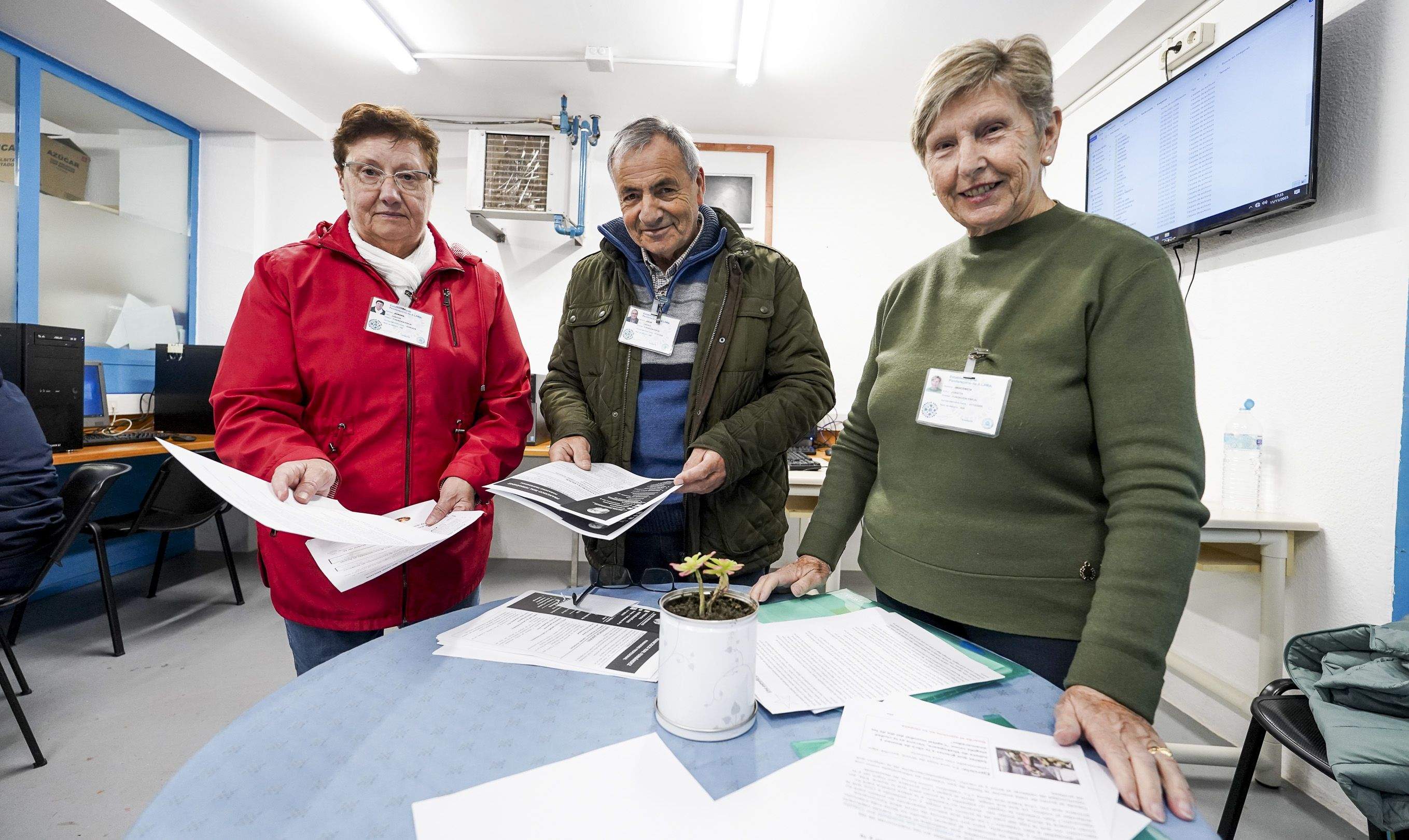 Sita Puime, Julio Pérez E Aurora González, voluntarias da asociación Asvigal, na Lama