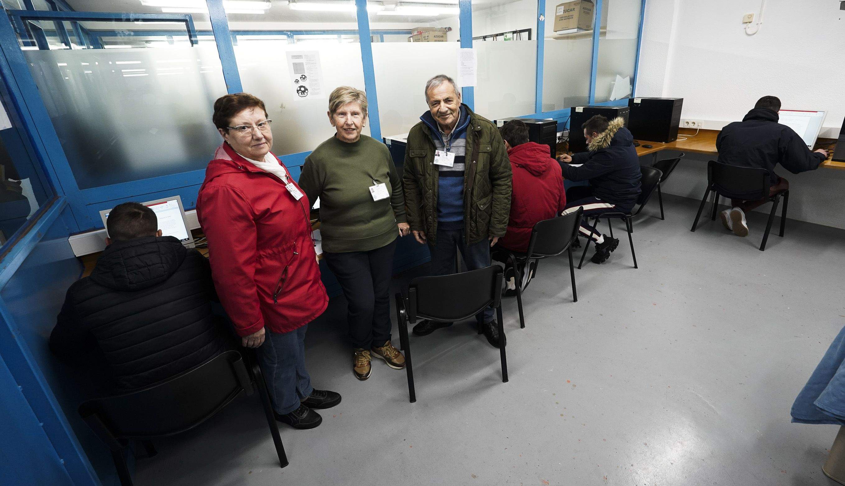 Sita Puime, Julio Pérez y Aurora González, voluntarias de la asociación Asvigal, en A Lama