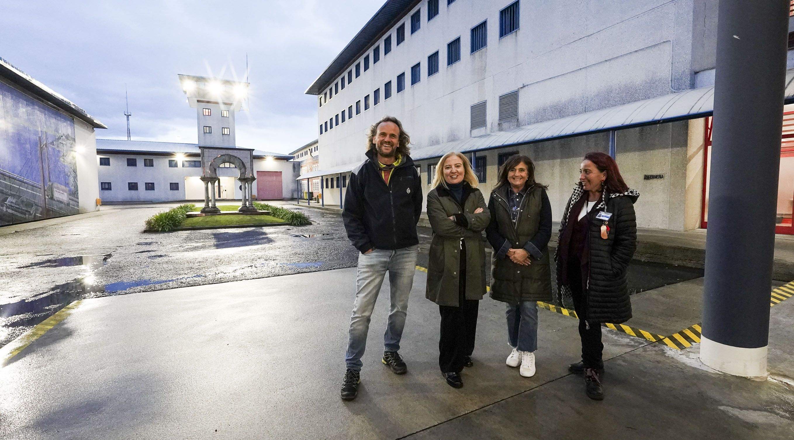 Equipo técnico del módulo 13 del centro penitenciario de A Lama, con la directora y las trabajadoras de la Xunta