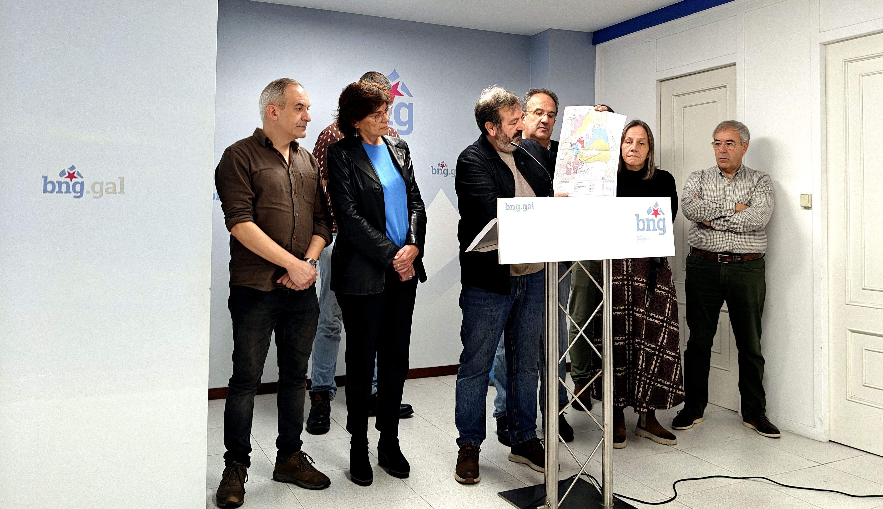 Luís Bará muestra un mapa con zonas afectadas por el proyecto eólico Greco