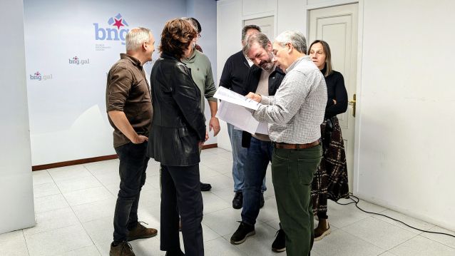 Carme da Silva e Luís Bará observan documentos sobre o proxecto eólico Carme da Silva e Luís Bará observan documentos sobre o proxecto eólico