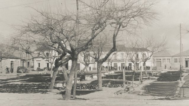 Fotografía de Francisco Muller do Grove de mediados do século XX cando se poñían as redes de cánabo a secar Fotografía de Francisco Muller do Grove de mediados do século XX cando se poñían as redes de cánabo a secar