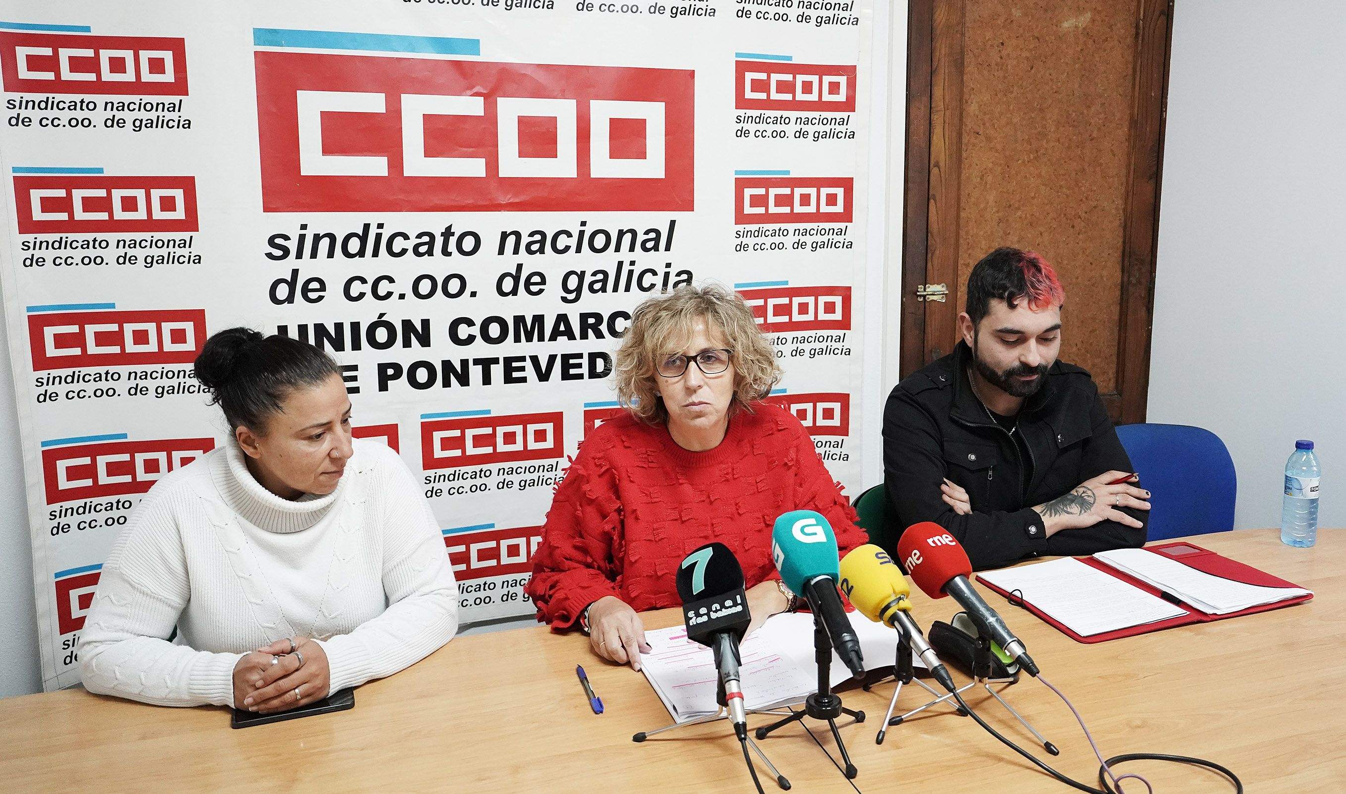 Carmela Villaverde, Amelia Pérez e Omar Vázquez na rolda de prensa sobre o conflito en Ence