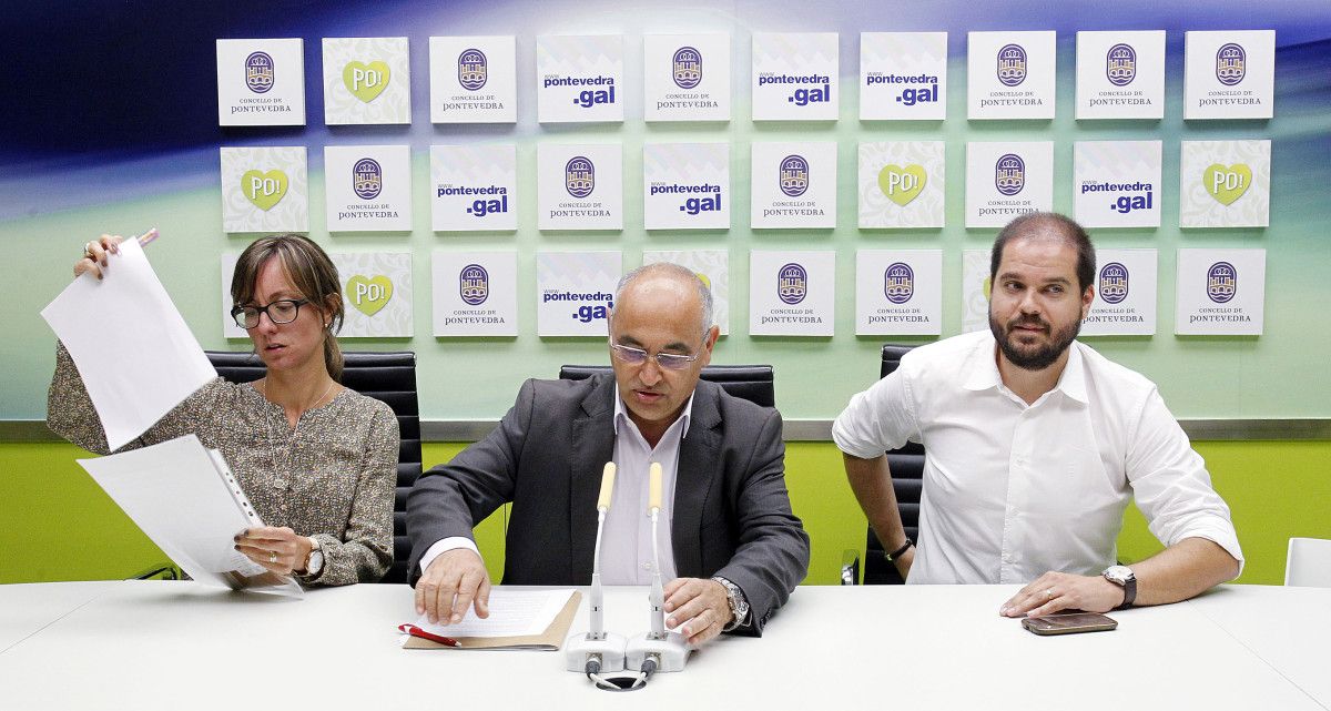 Agustín Fernández junto a los otros dos ediles del PSOE, Paloma Castro e Iván Puentes