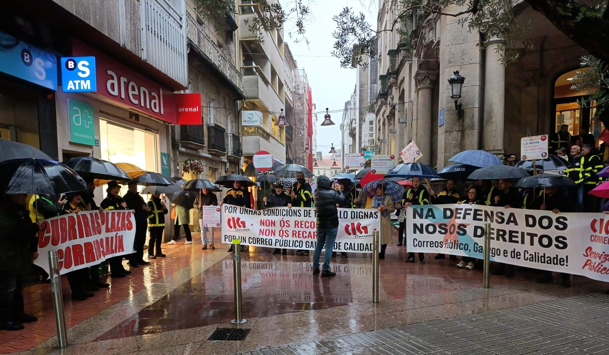 Protesta convocada por la CIG ante Correos