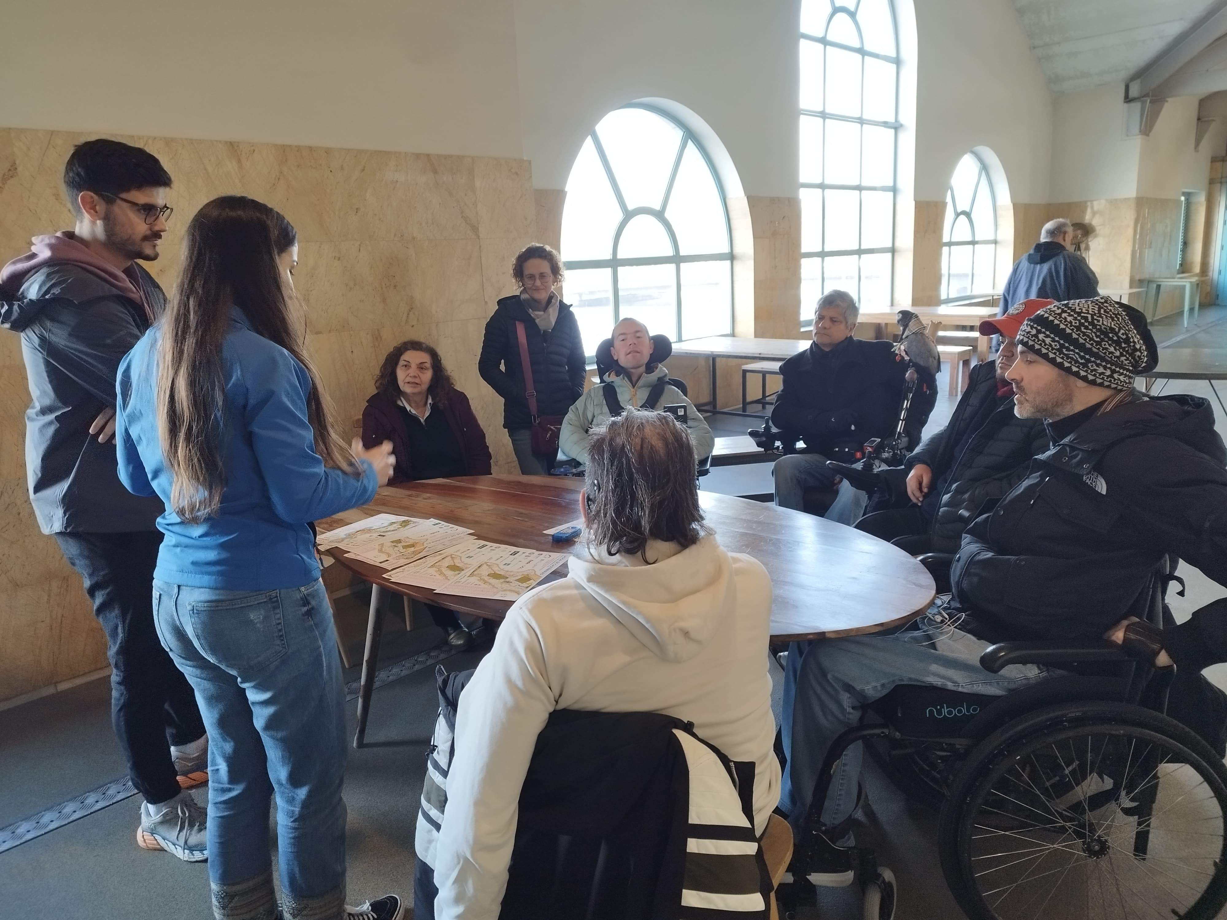 Representantes de Aromon y Amizade durante una charla
